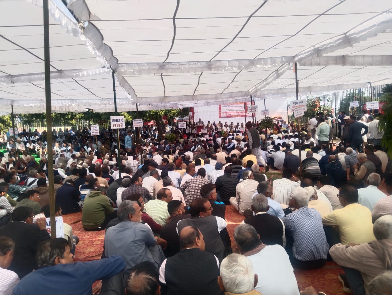 ओ.पी.एस‌.  लागू करने की मांग को लेकर धरना