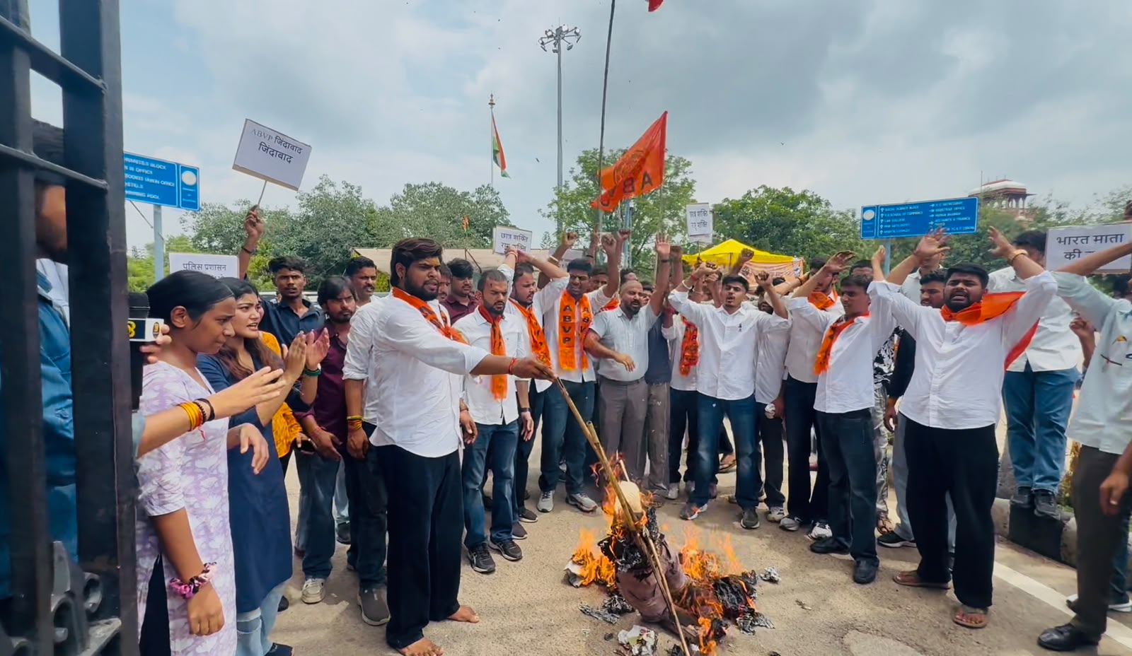राजस्थान विश्वविद्यालय गेट पर एबीवीपी का जैसलमेर के कोतवाली थाना अधिकारी को निलंबन करने की मांग को लेकर उग्र प्रदर्शन