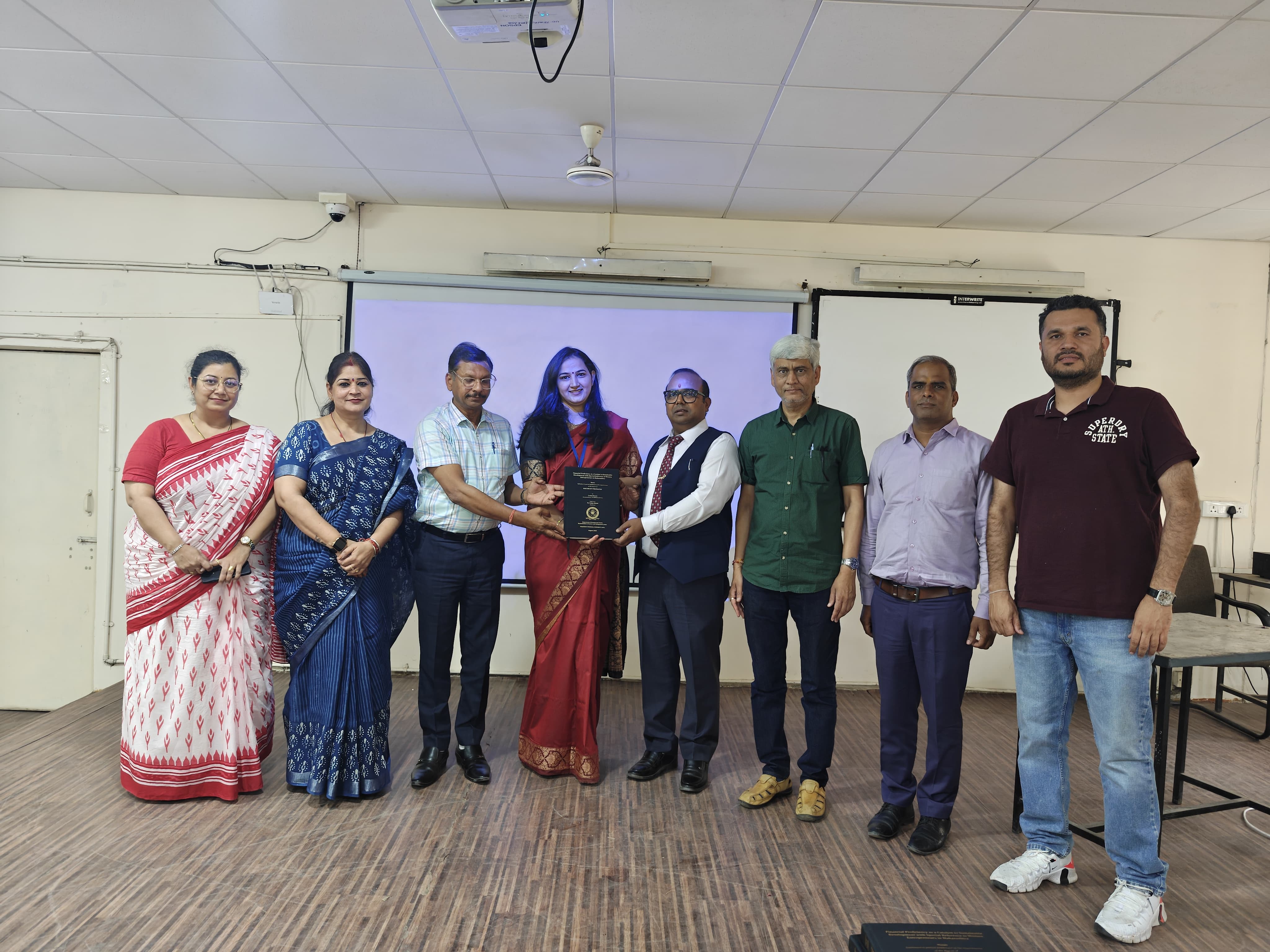 लवीना दासानी को महिला उद्यमिता और सतत विकास पर शोध के लिए पीएचडी की उपाधि