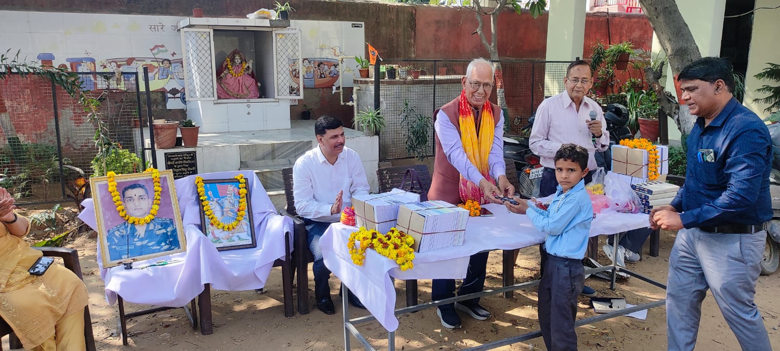 80 विद्यार्थियों को स्टेशनरी निशुल्क वितरित की