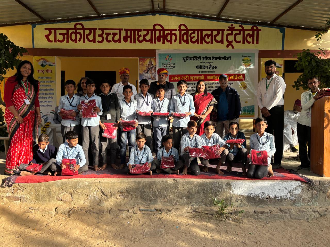 यूनिवर्सिटी ऑफ टेक्नोलॉजी द्वारा विश्वविद्यालय की सामाजिक उत्तरदायित्व के अंतर्गत उमंग भरी मुस्काने गर्माहट भरी सर्दियां गतिविधि का आयोजन