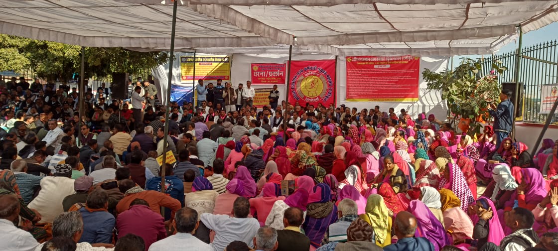शहीद स्मारक पर महासंघ के धरने में जुटे हजारों कर्मचारी