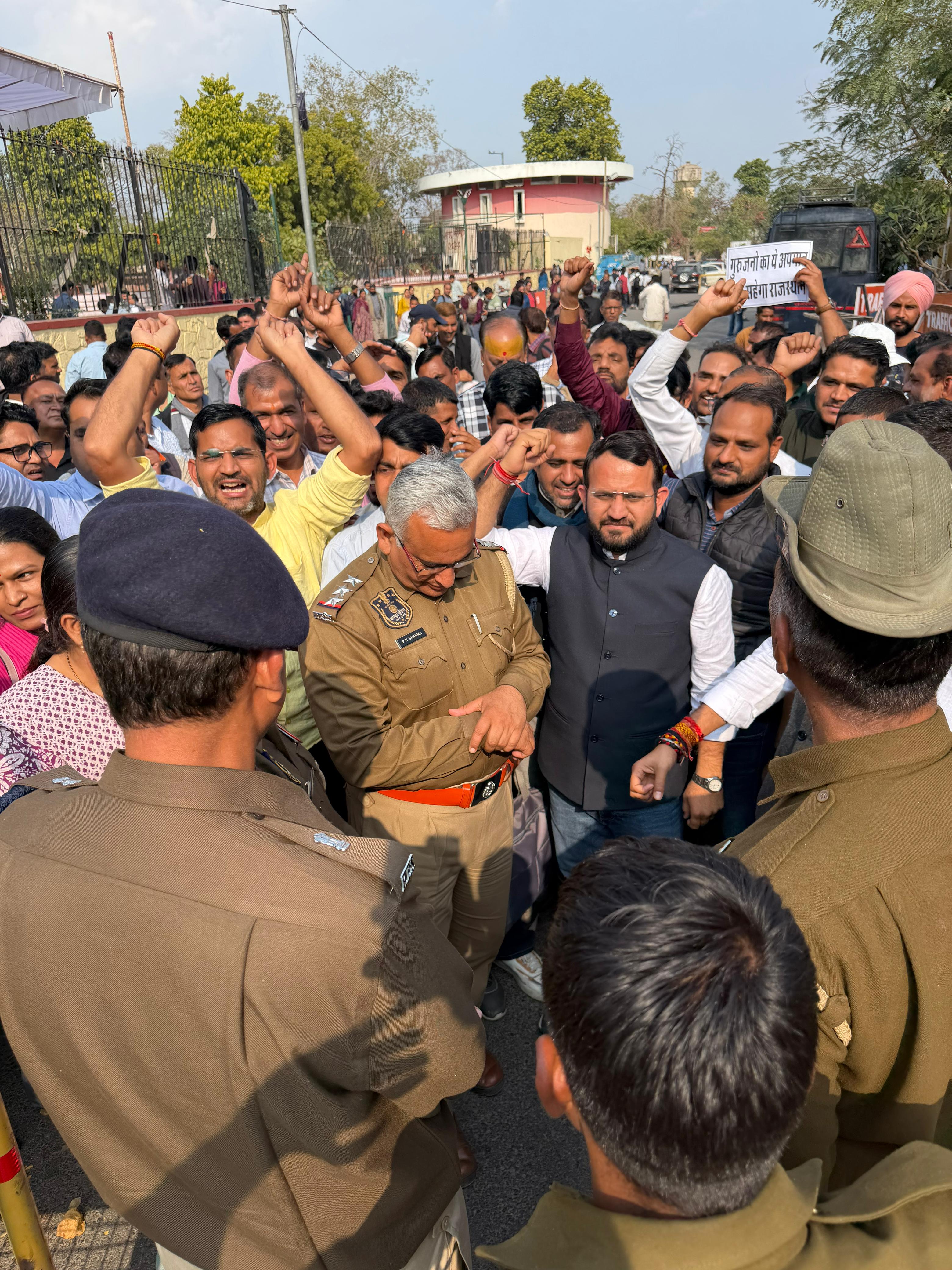 उच्च शिक्षा में अस्थाई भर्ती के  (शिक्षा वीर) विरोध में शहीद स्मारक पर आज हजारों पीएचडी डिग्री धारी युवाओं ने किया धरना प्रदर्शन