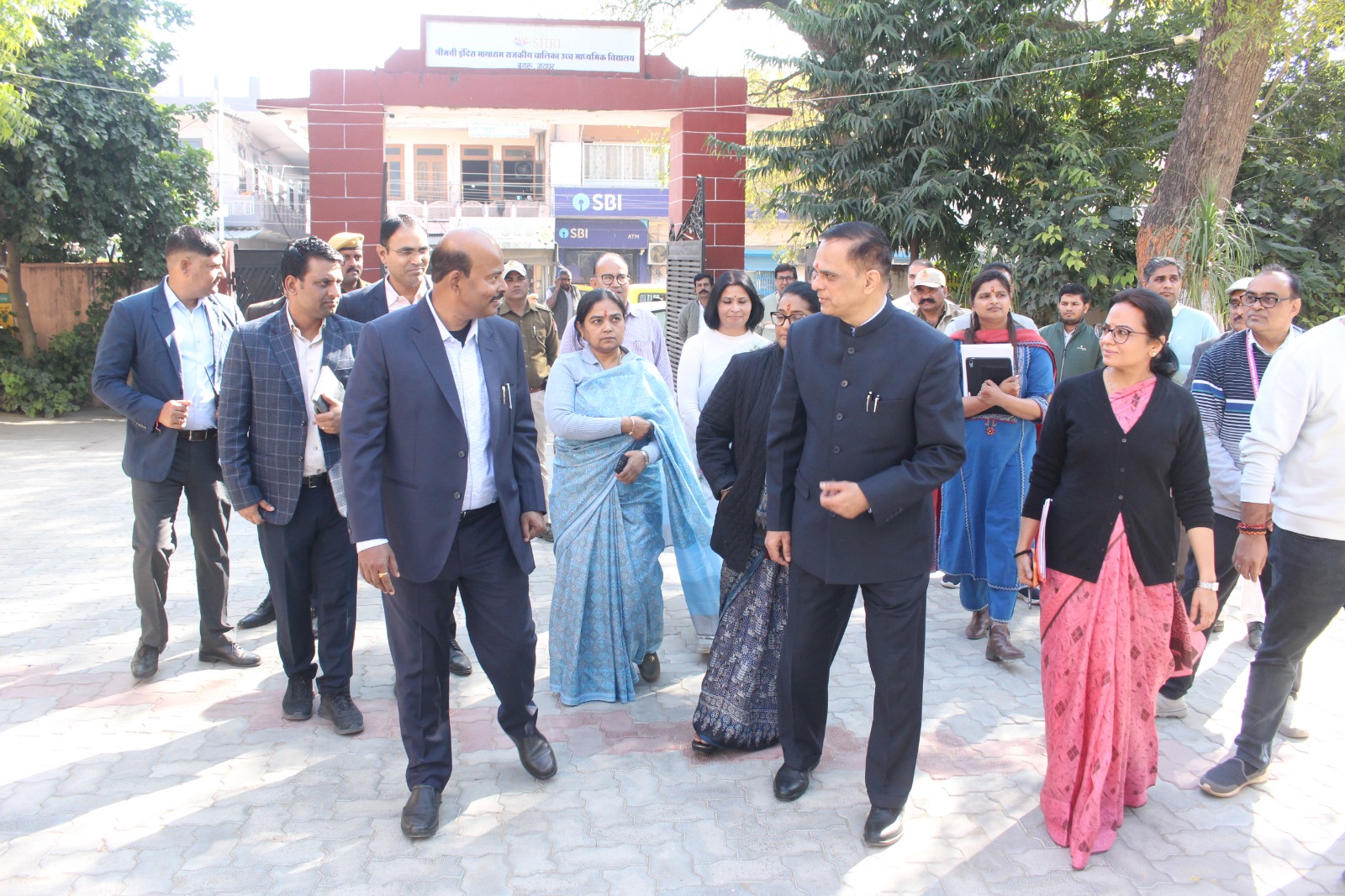 मुख्य सचिव श्री वी. श्रीनिवास पहुंचे छात्राओं के बीच, विभाग के प्रयासों की सराहना की