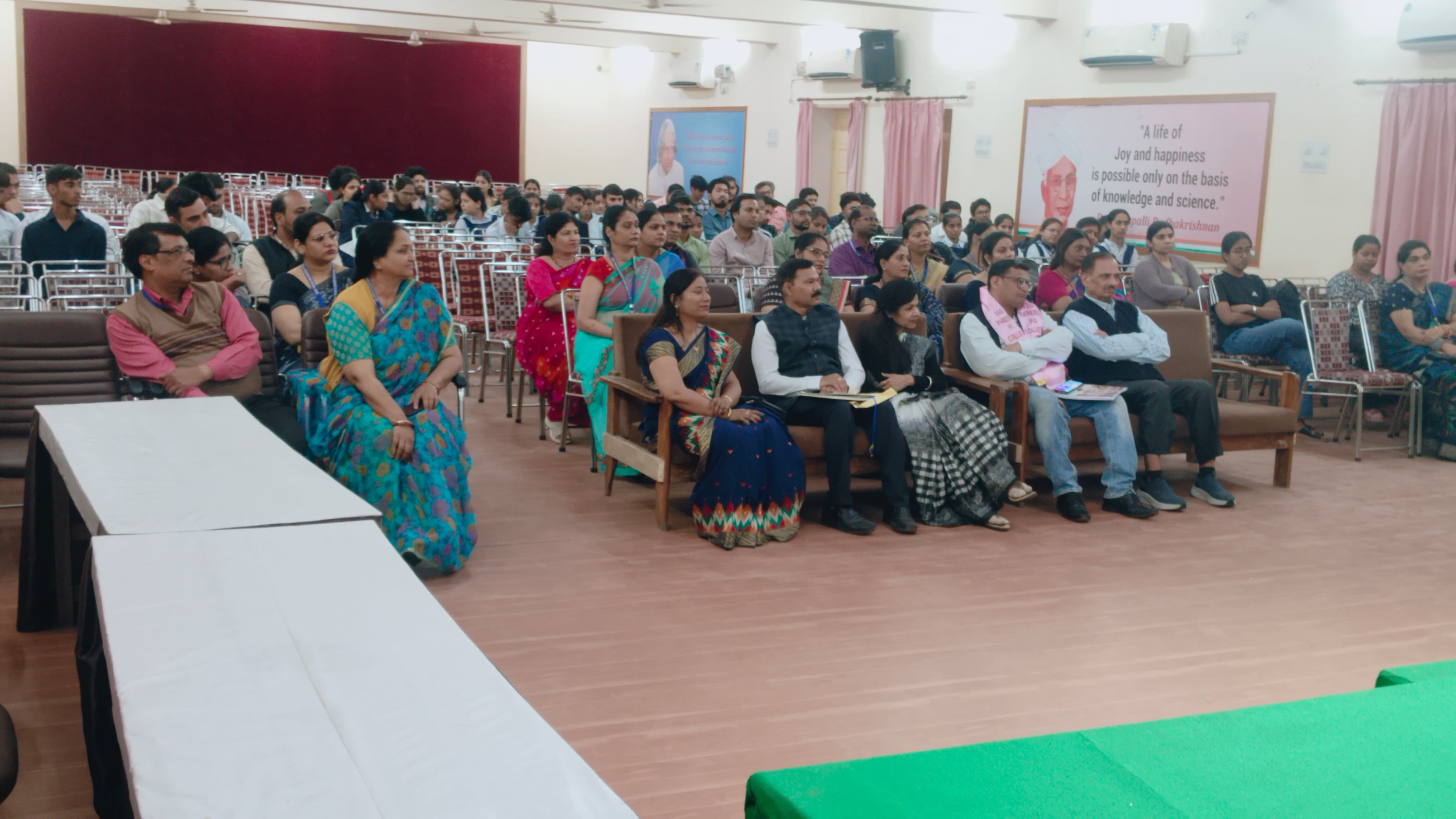 रोजमर्रा की जिंदगी में वैज्ञानिक सोच को तुरंत या शीघ्रता से अपनाना आसान नहीं है; यह एक समय लेने वाली प्रक्रिया है जिसे विज्ञान शिक्षा, वैज्ञानिक चर्चा और तर्कसंगत चिंतन के माध्यम से लागू और पूरा किया जा सकता है: - डॉ. कमलेश मीना