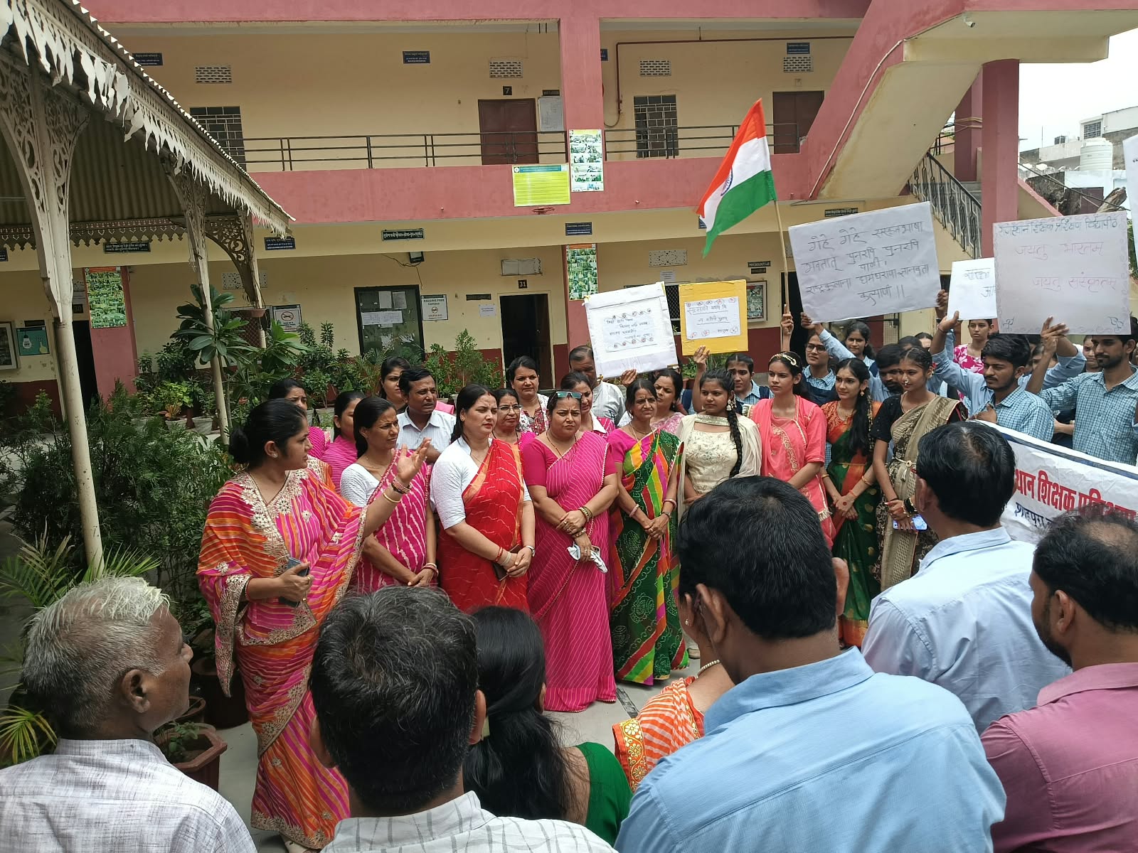 "पठतु संस्कृतम् , वदतु संस्कृतम्" के नारों से गूंज उठी मानसागर झील