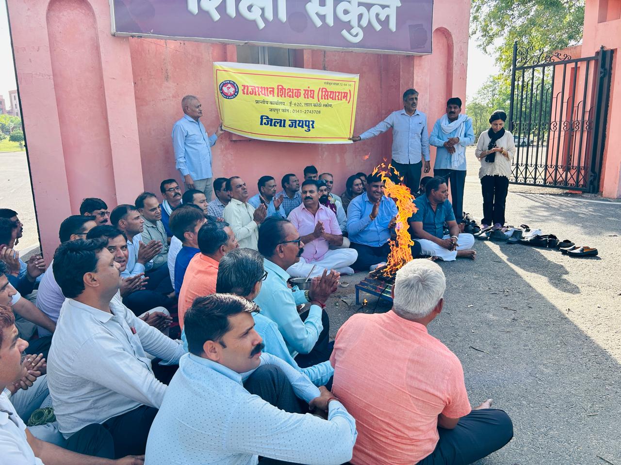 सद्बुद्धि यज्ञ व श्री हनुमान चालीसा का आयोजन शिक्षा संकुल जयपुर पर किया गया