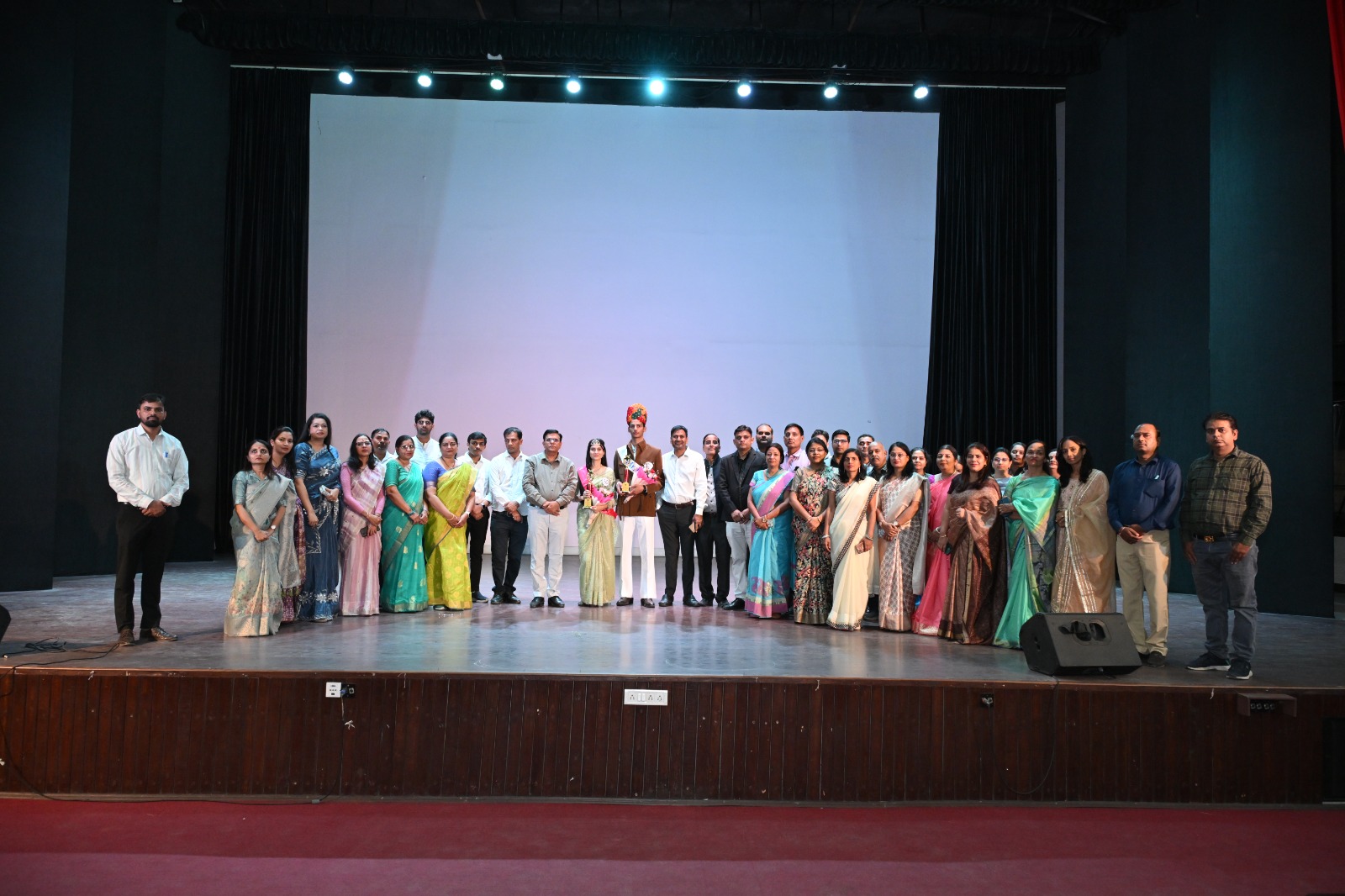 नए चेहरों का जलवा: कॉलेज ने ताज पहनाया - मिस्टर और मिस फ्रेशर 2025