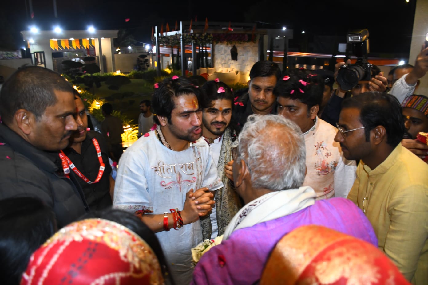 नन्नी प्रिशा ने की आचार्य धीरेन्द्र शास्त्री की अगवानी, बाबा ने किये प्रिशा के चरण स्पर्श