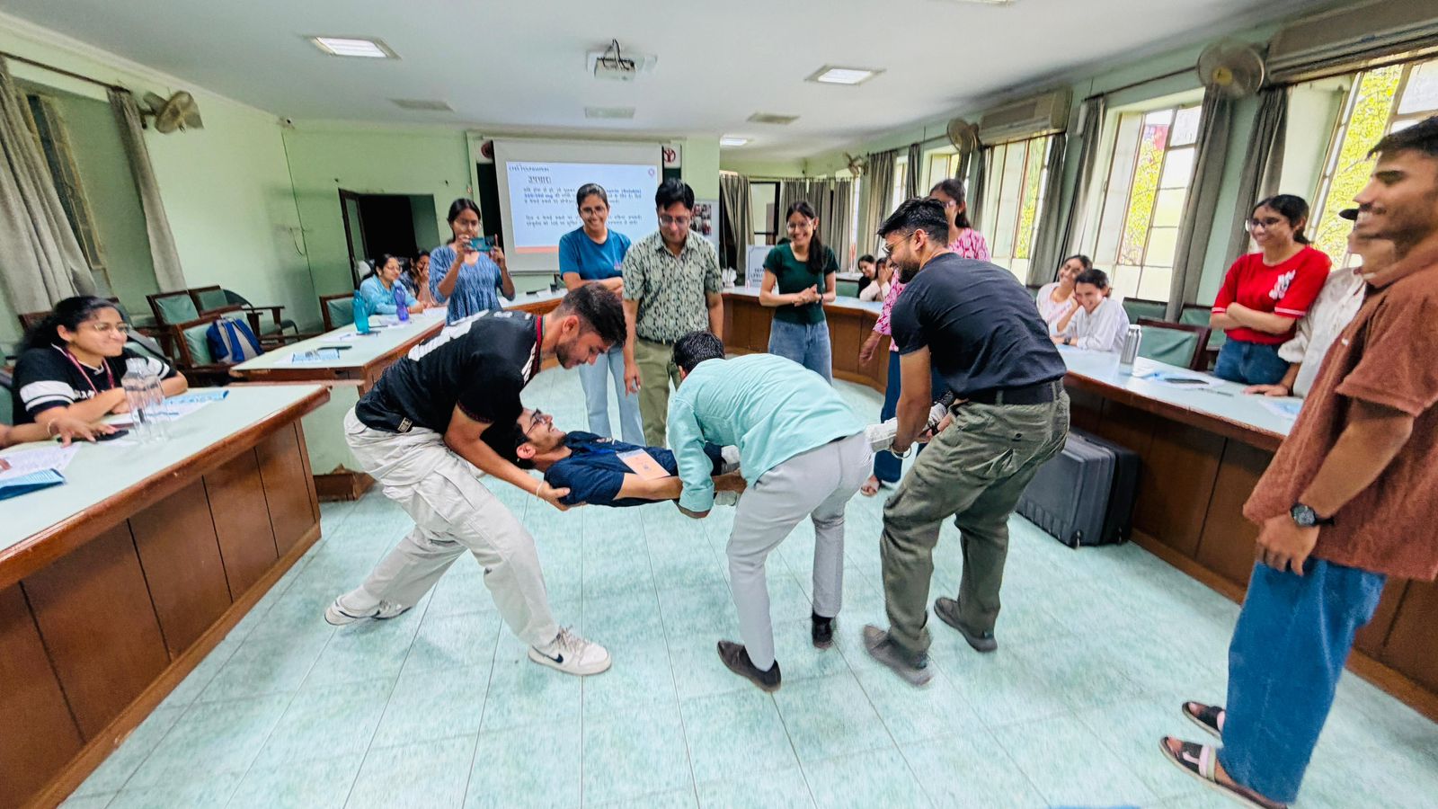 राजस्थान विश्वविद्यालय के 'लाइफलाँग लर्निंग विभाग' में आपदा प्रबंधन एवं जीवन रक्षा कौशल पर कार्यशाला आयोजित; विद्यार्थियों ने सीखे सीपीआर के गुर