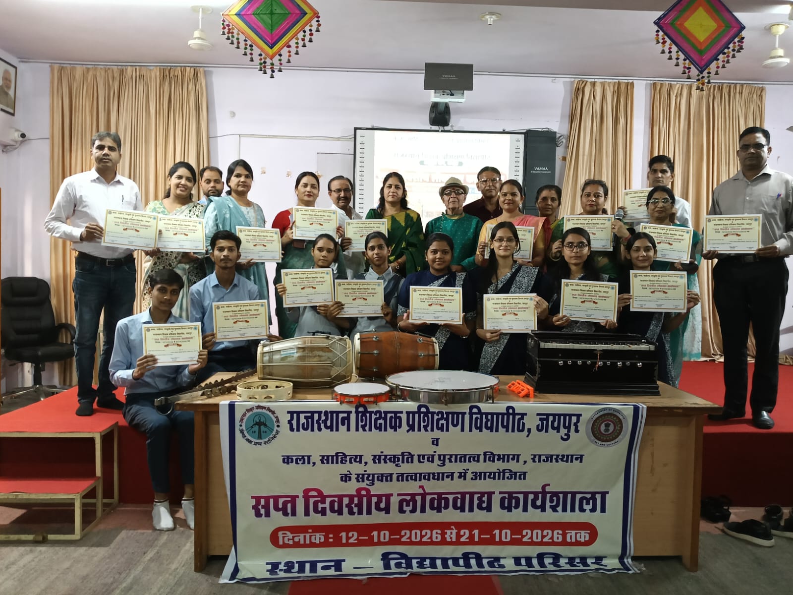 प्रशिक्षणार्थियों ने सीखें लोकवाद्यों के हुनर