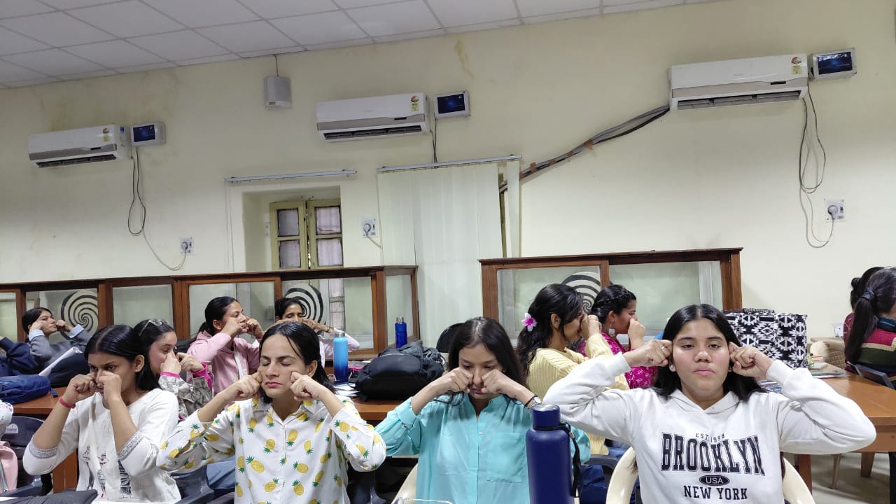 विश्वविद्यालय में स्वास्थ्य और प्राकृतिक चिकित्सा पर कार्यशाला आयोजित