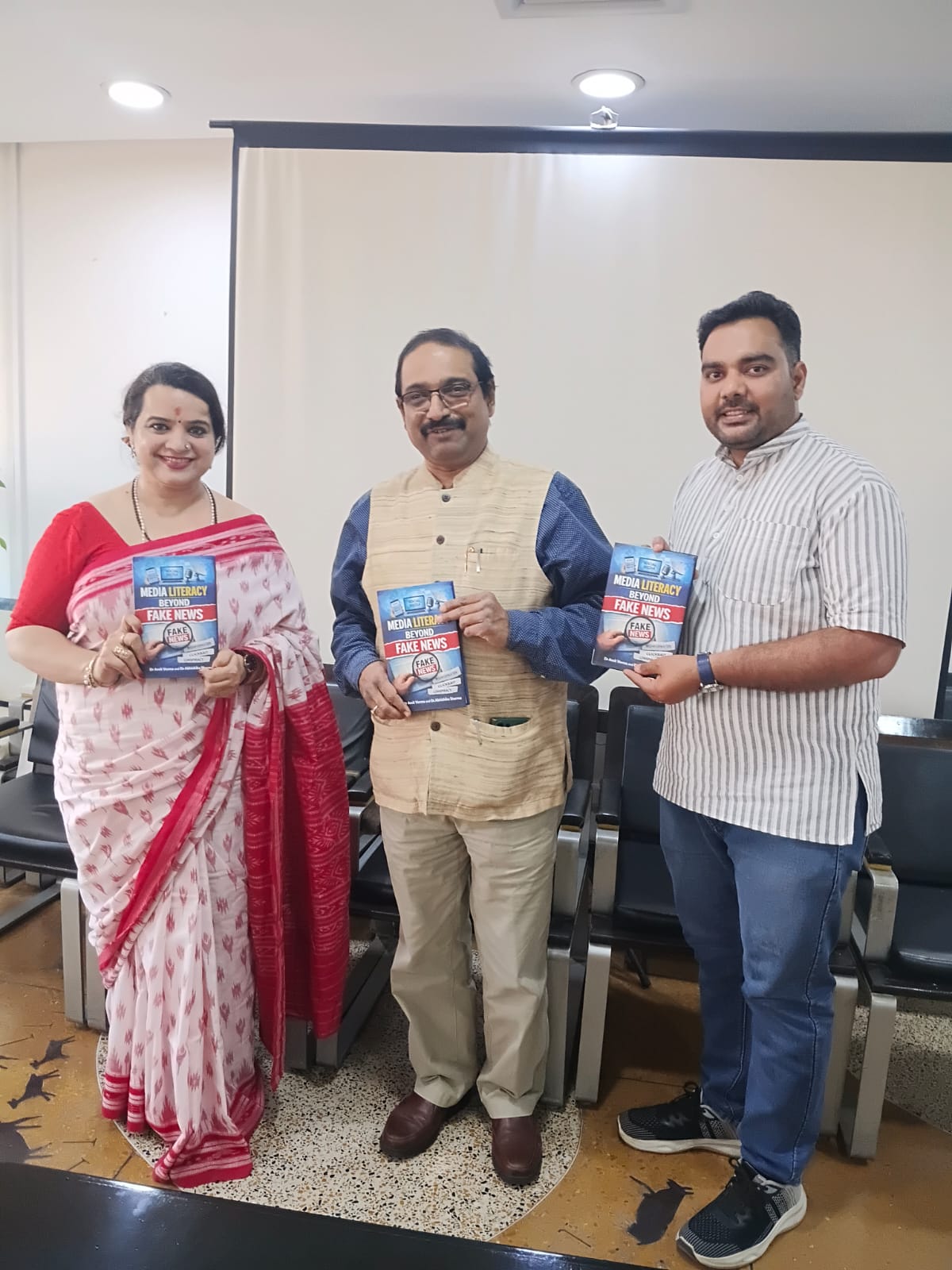 इंडिया हैबिटेट सेंटर, नई दिल्ली में ‘मीडिया लिटरेसी बियॉन्ड फेक न्यूज़’ पुस्तक का लोकार्पण, डिजिटल युग में मीडिया साक्षरता की आवश्यकता पर जोर’’