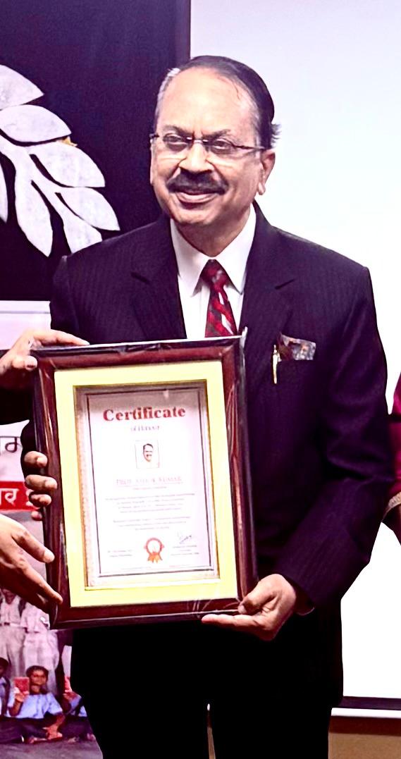 कायस्थ चैरिटेबल ट्रस्ट ने प्रदान किया लाइफ टाइम अचीवमेंट अवार्ड