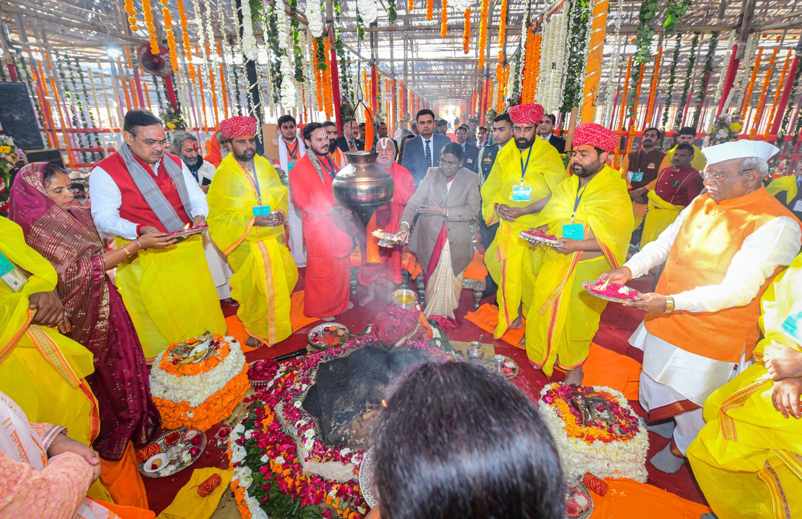 राष्ट्रपति श्रीमती द्रौपदी मुर्मु 1008 कुण्डीय हनुमान महायज्ञ में हुई शामिल