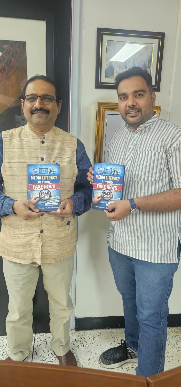 इंडिया हैबिटेट सेंटर, नई दिल्ली में ‘मीडिया लिटरेसी बियॉन्ड फेक न्यूज़’ पुस्तक का लोकार्पण, डिजिटल युग में मीडिया साक्षरता की आवश्यकता पर जोर’’