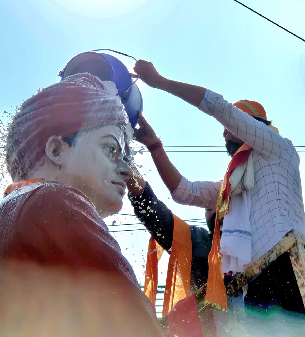 अभिषेक ने राजसमंद में विवेकानंद का किया दुग्धाभिषेक