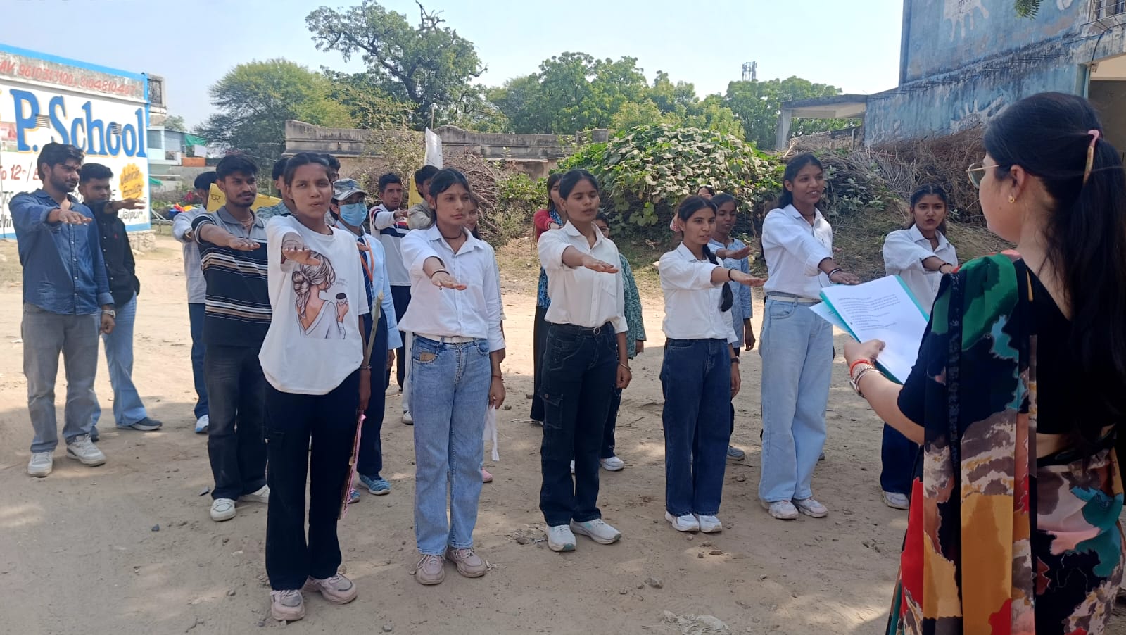 लोकतंत्र को मजबूत करने बाजडोली गाँव पहुँचे यूनिवर्सिटी ऑफ टेक्नोलॉजी के छात्र, रैली निकालकर दिया मतदान का संदेश