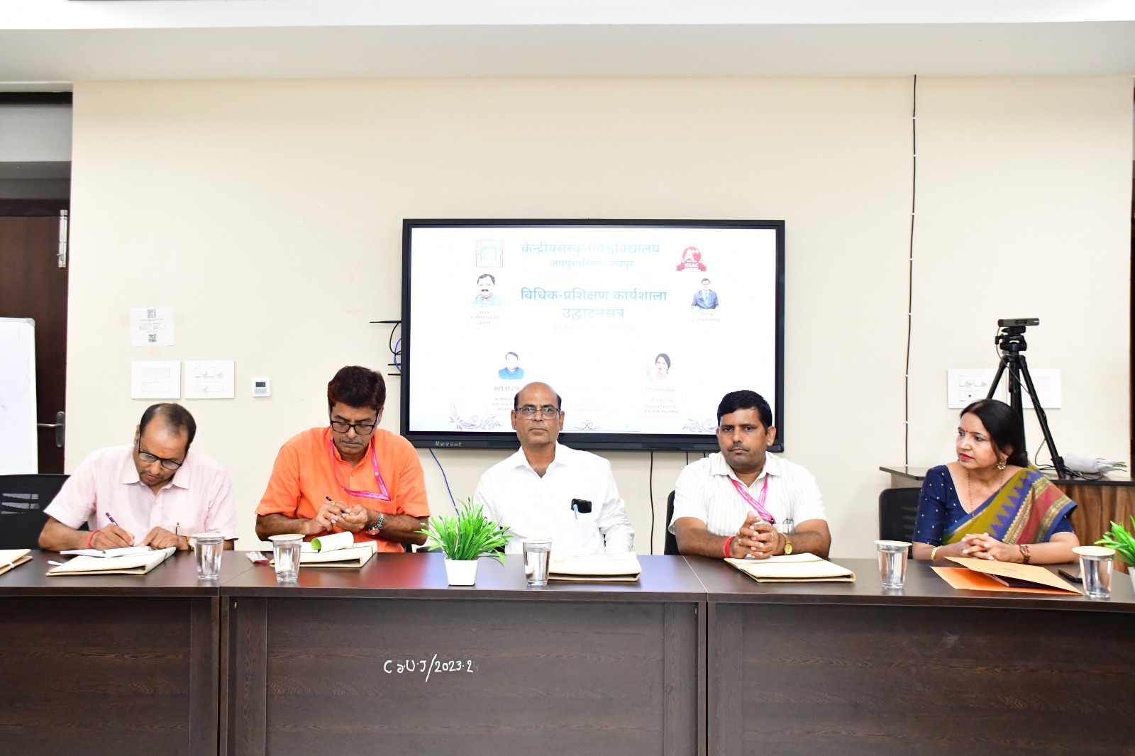 केन्द्रीय संस्कृत विश्वविद्यालय, जयपुर परिसर में नवदिवसीय विधिक प्रशिक्षण कार्यशाला का शुभारम्भ विधि व्यवसाय में ड्राफ्टिंग, प्लीडिंग एवं न्यायिक प्रक्रिया की बारीकियों से विद्यार्थियों को कराया गया अवगत