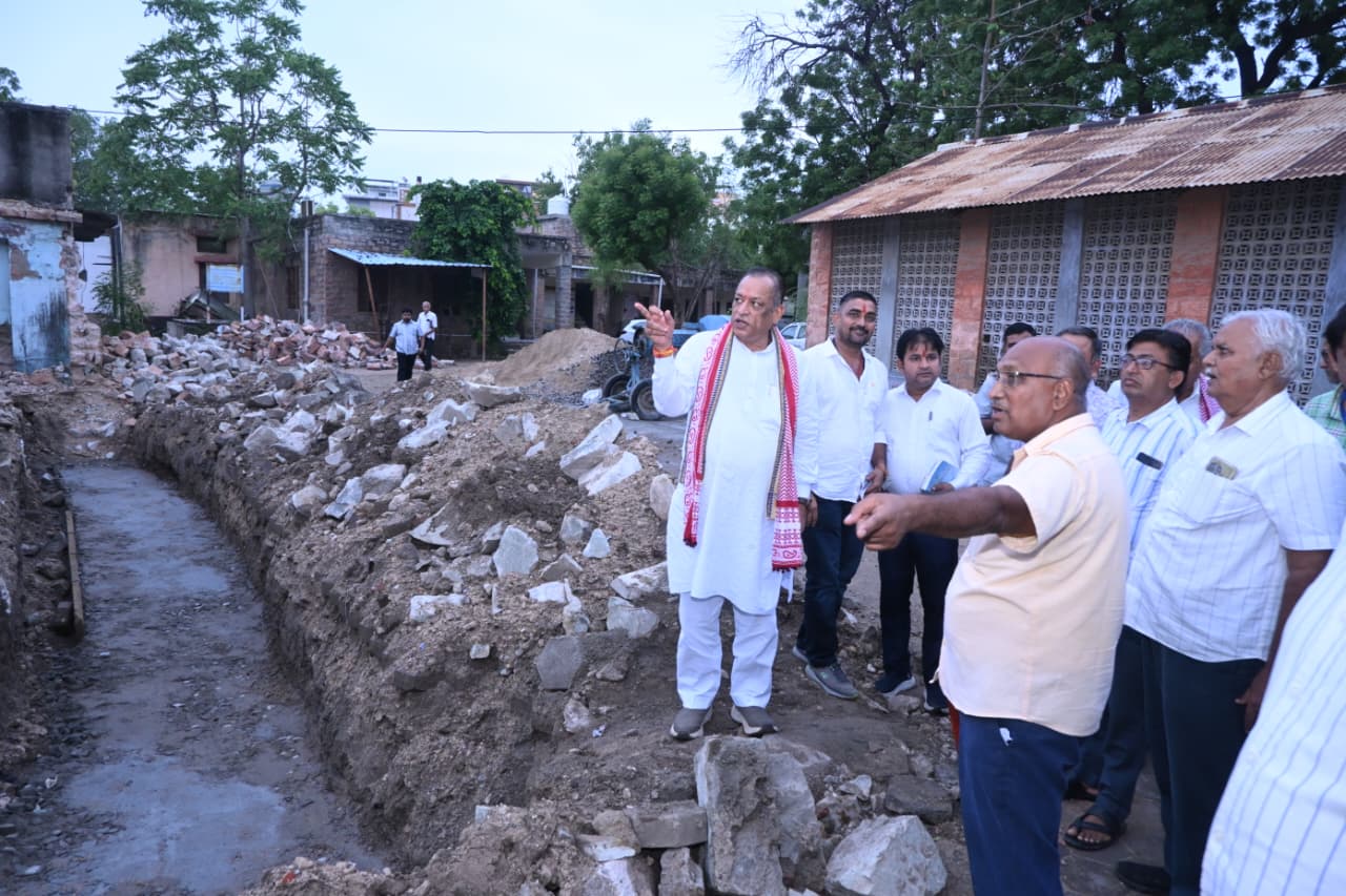 पशुपालन मंत्री ने किया बहुउद्देशीय पशु चिकित्सालय का औचक निरीक्षण