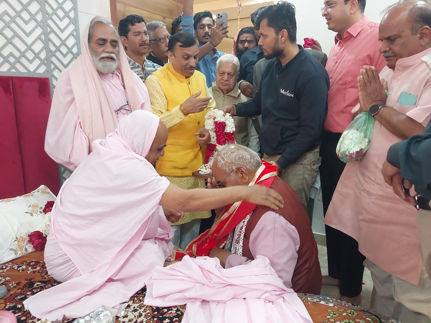 जगतगुरु रामदयाल जी महाराज पहुंचे कोटा, शिक्षा मंत्री मदन दिलावर ने लिया आशीर्वाद,चेचट मे कार्यक्रम के लिए रवाना