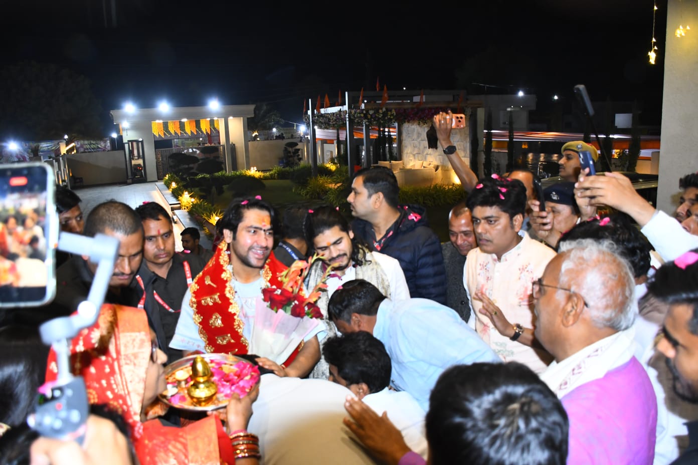 नन्नी प्रिशा ने की आचार्य धीरेन्द्र शास्त्री की अगवानी, बाबा ने किये प्रिशा के चरण स्पर्श