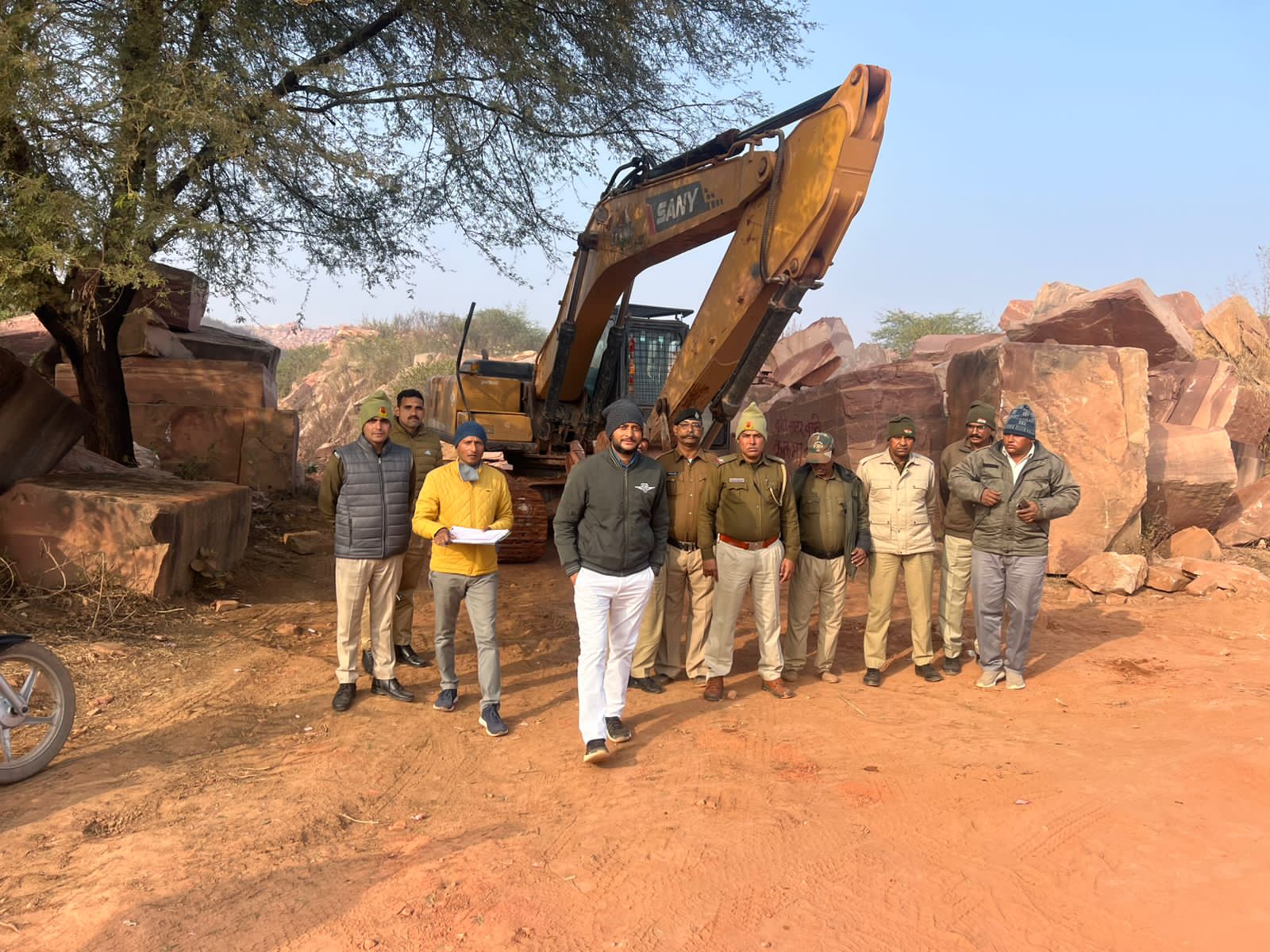 अवैध खनन गतिविधियों के खिलाफ रुपवास के बंशीपहाड़पुर क्षेत्र में बड़ी कार्रवाई, पोकलेन मशीन व वाहन जब्त