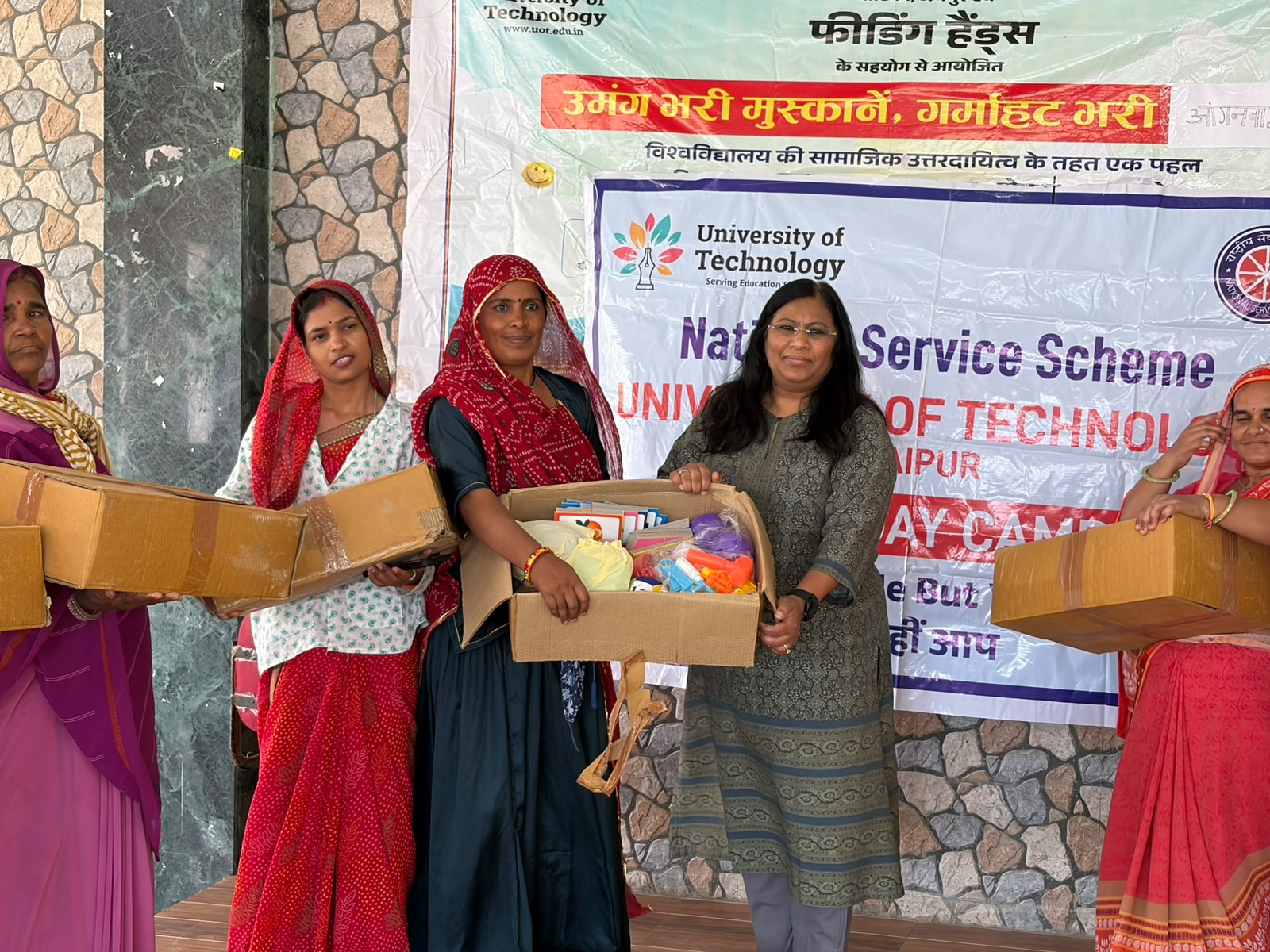 यूनिवर्सिटी ऑफ टेक्नोलॉजी जयपुर एवं फीडिंग हैंड्स एनजीओ द्वारा आंगनबाड़ी केन्द्रों को शैक्षणिक खिलौना किटों का वितरण