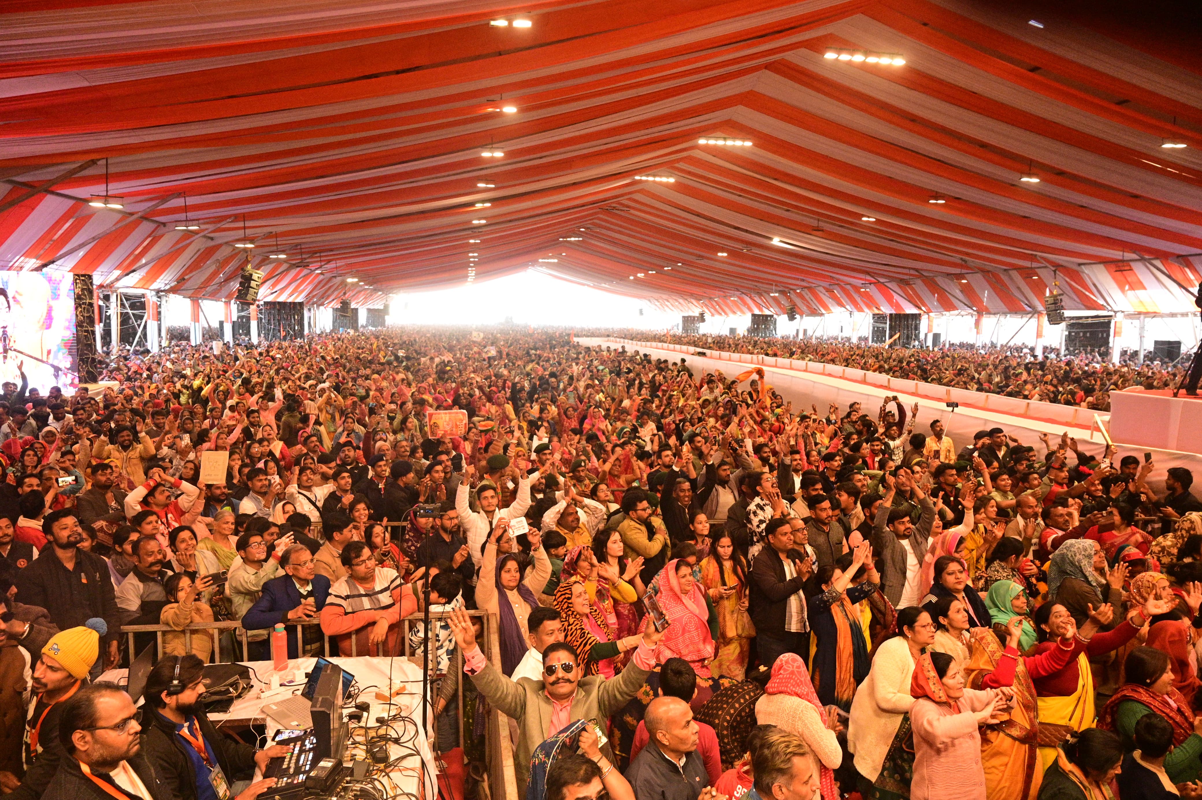 योग गुरु बाबा रामदेव और आचार्य धीरेंद्र शास्त्री पहली बार आए एक मंच पर