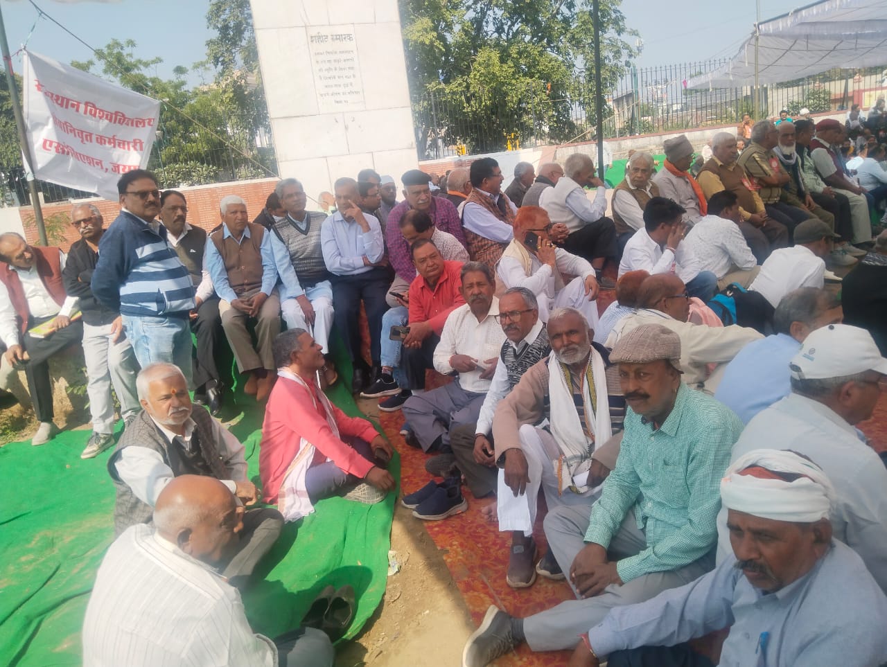 ओ.पी.एस‌.  लागू करने की मांग को लेकर धरना