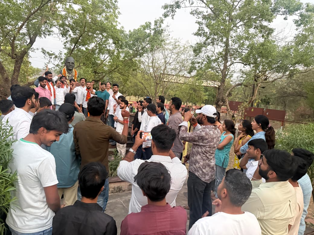 संविधान की गूँज और मशालों की रोशनी से जगमगाया राजस्थान विश्वविद्यालय