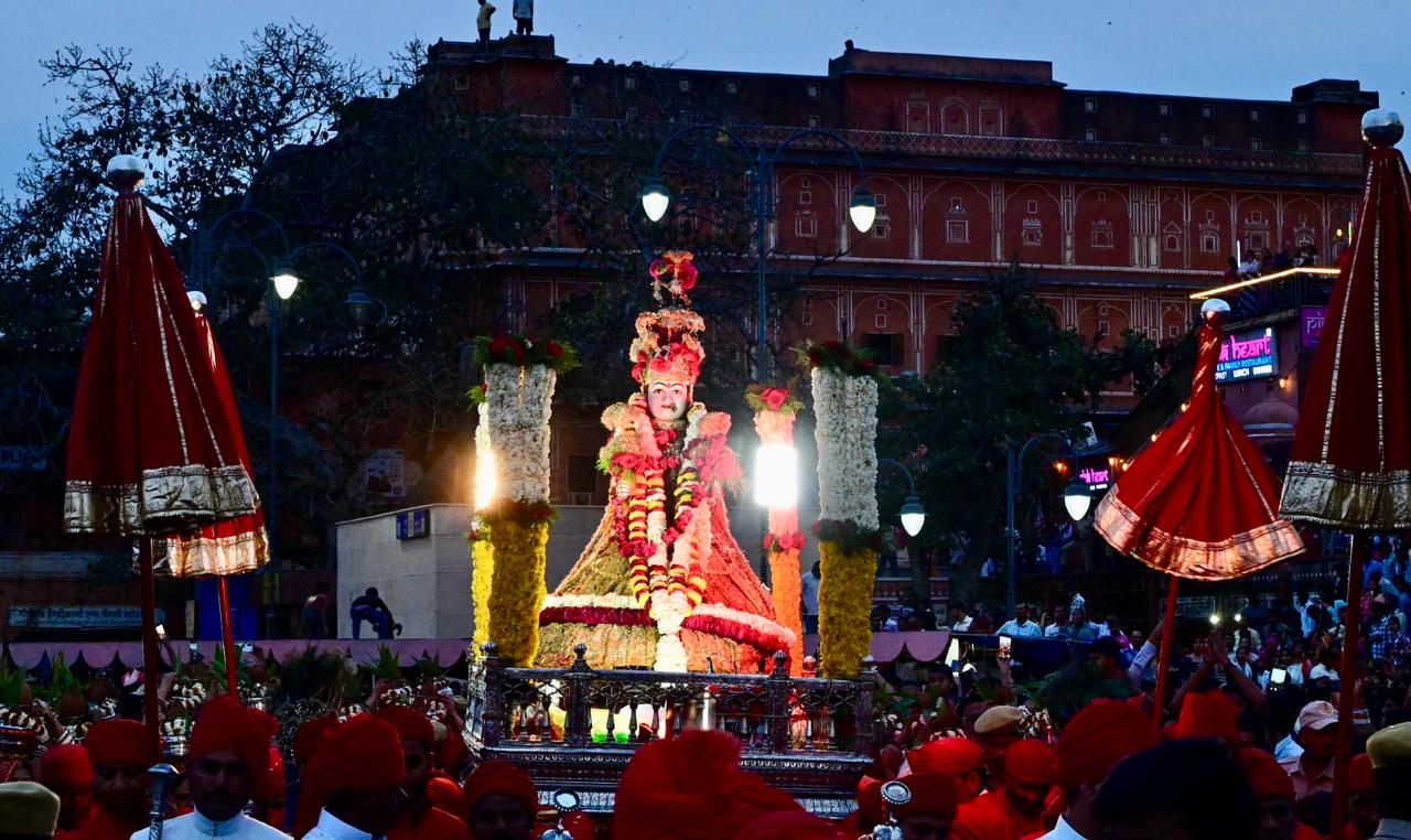 जयपुर में गणगौर की शाही सवारी ने रचा वैभव का इतिहास, रविवार को निकलेगी बूढ़ी गणगौर