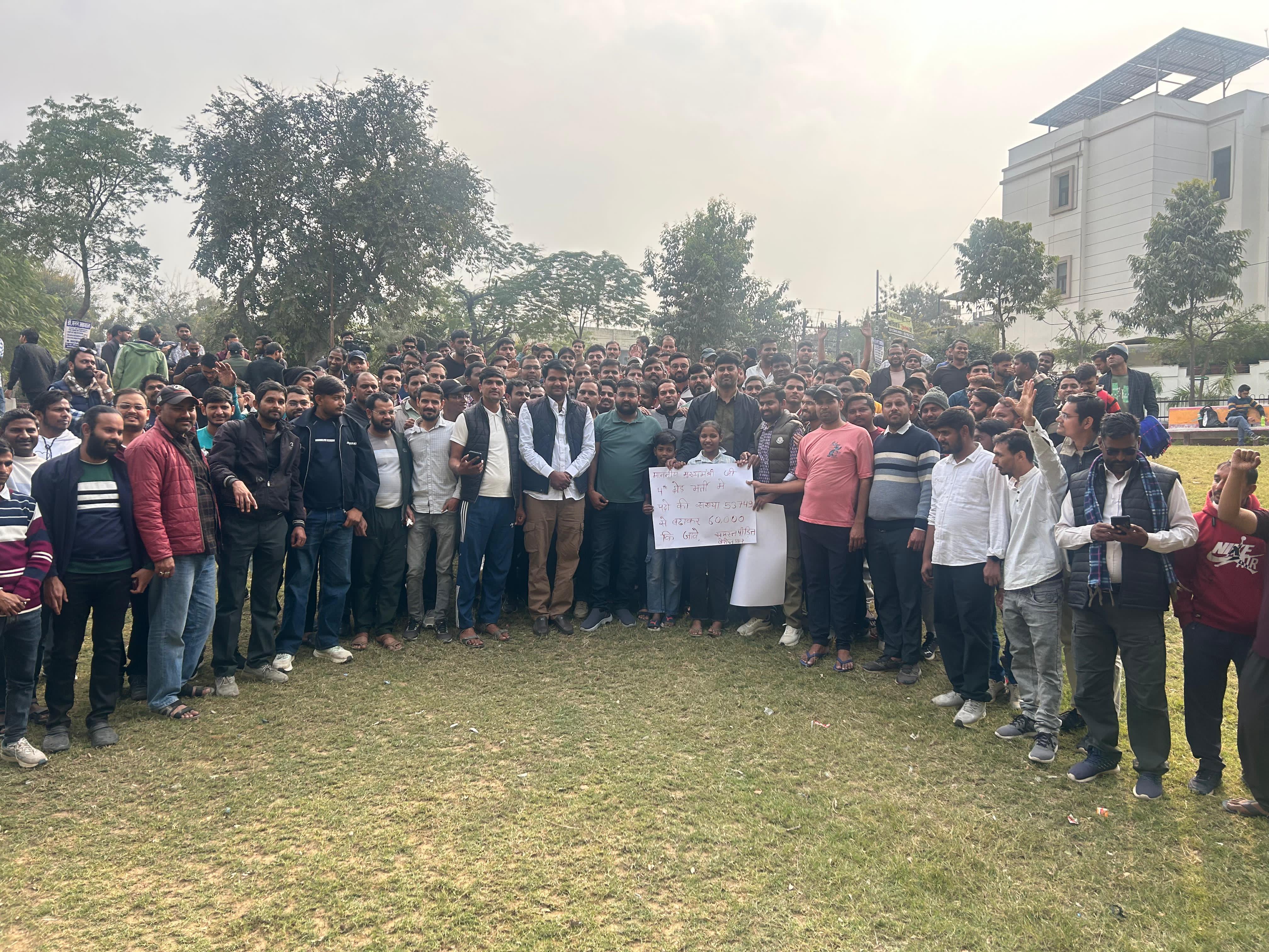 चतुर्थ श्रेणी कर्मचारी भर्ती में पद बढ़ाने की माँग को लेकर राजस्थान बेरोजगार यूनियन का आंदोलन तेज, मुख्यमंत्री के नाम खून से लिखा पत्र