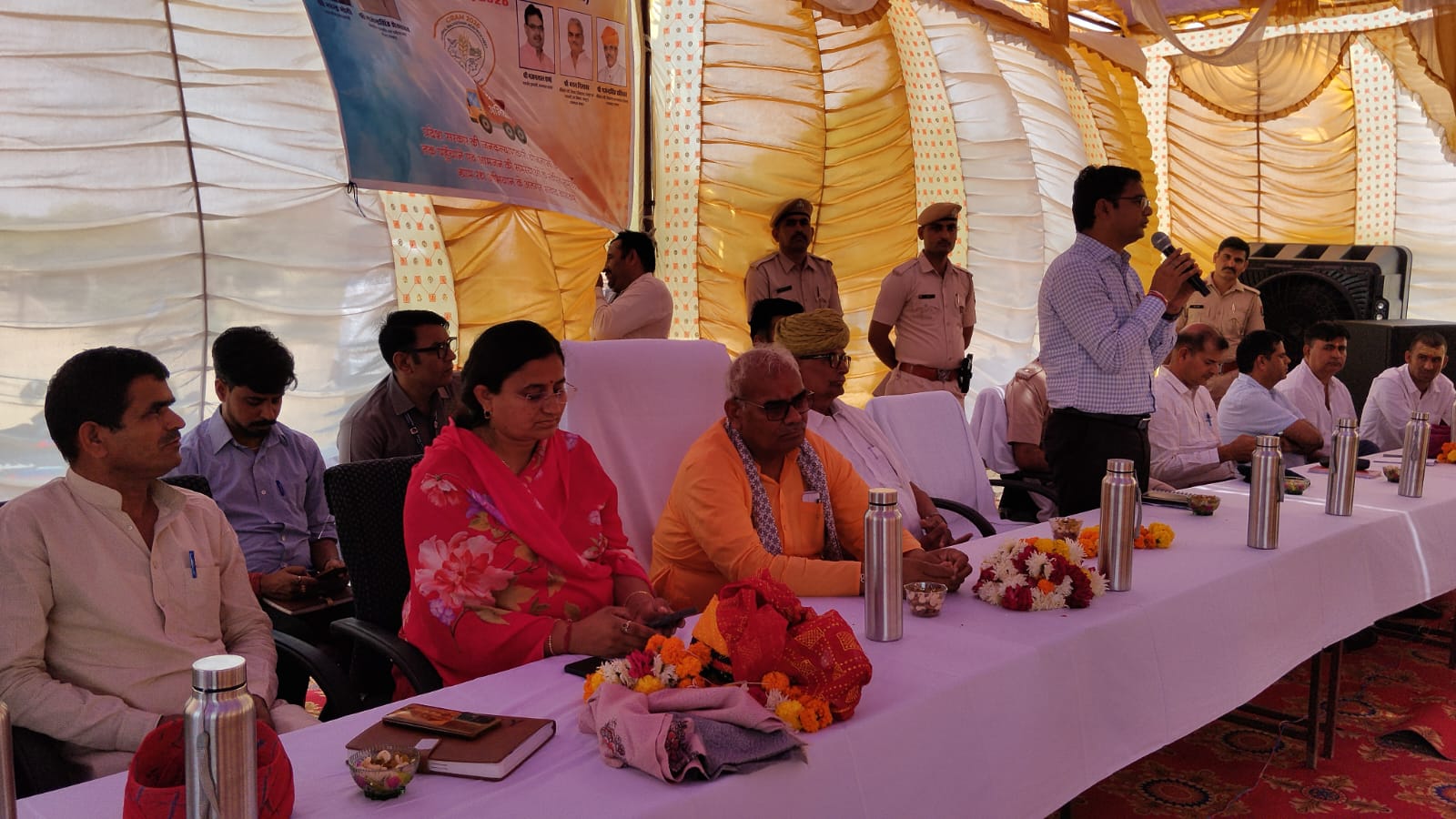 ग्राम रथ अभियान के तहत फलोदी जिले की पंचायत समिति देचू के सेतरावा में आयोजित रात्रि चौपाल कार्यक्रम