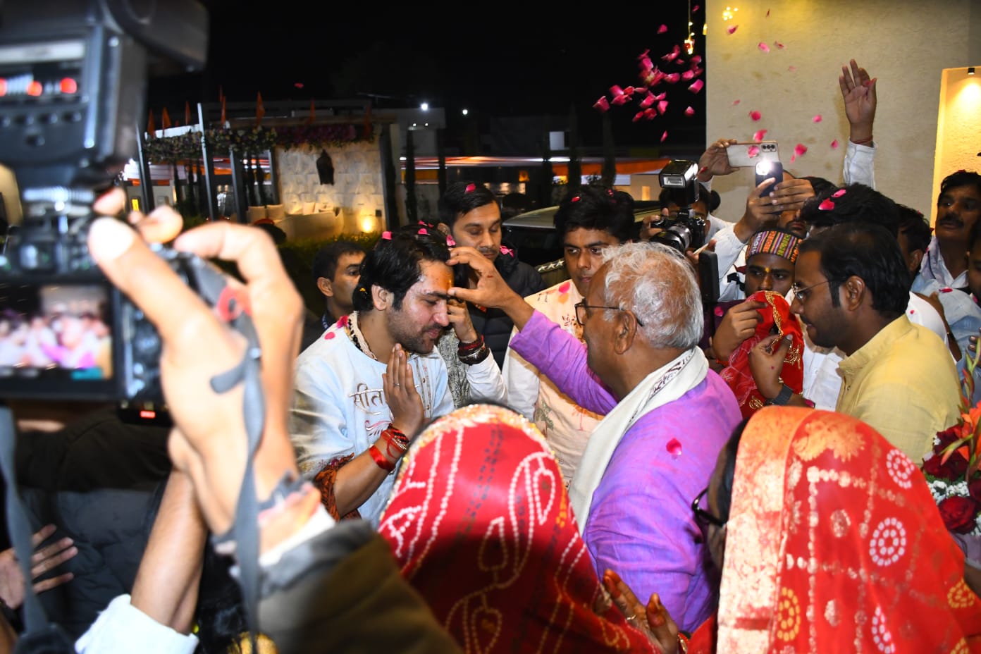 नन्नी प्रिशा ने की आचार्य धीरेन्द्र शास्त्री की अगवानी, बाबा ने किये प्रिशा के चरण स्पर्श