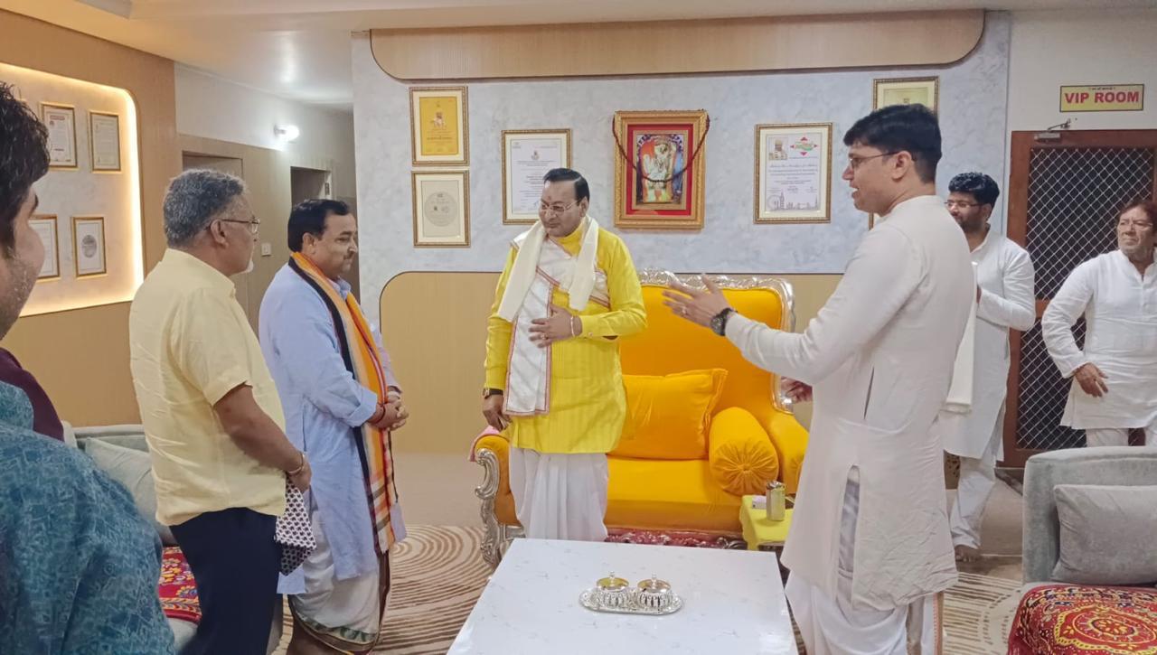 महंत श्री नरेश पुरी जी महाराज ने संस्कृत विश्वविद्यालय को दी ₹21 लाख की सहायता एवं राशन सामग्री कुलगुरु एवं कुलसचिव के प्रयासों से छात्रावास के विद्यार्थियों के भोजन की सुचारू व्यवस्था सुनिश्चित श्री मेहंदीपुर बालाजी धाम की ओर से विद्यार्थियों के हित में 
