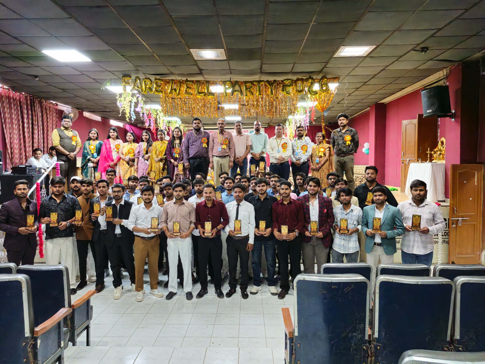 सांस्कृतिक प्रस्तुतियों और प्रेरणादायक संदेशों से गूंजा विदाई समारोह