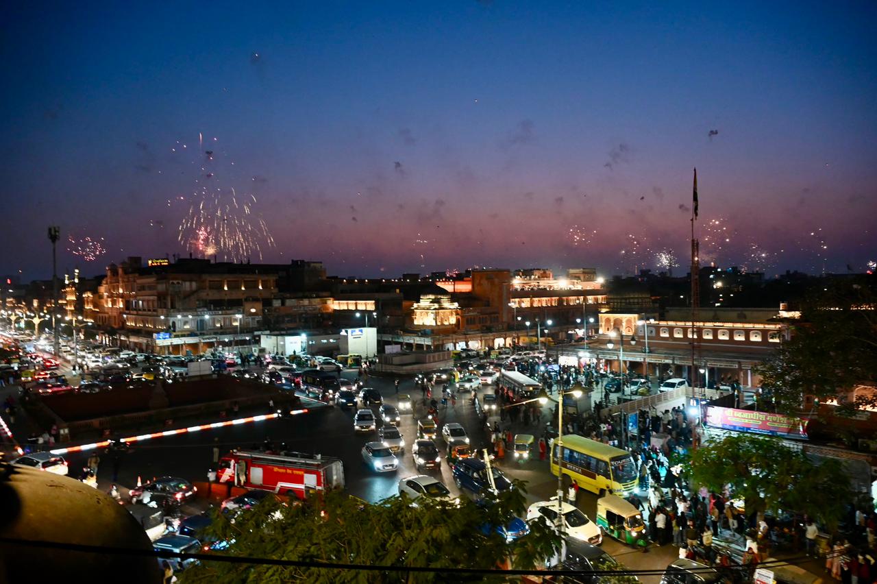 उपमुख्यमंत्री दिया कुमारी की उपस्थिति में पतंग उत्सव के दूसरे चरण में हुई भव्य आतिशबाजी और आसमान में जगमगाई उड़ती हुई लालटेन