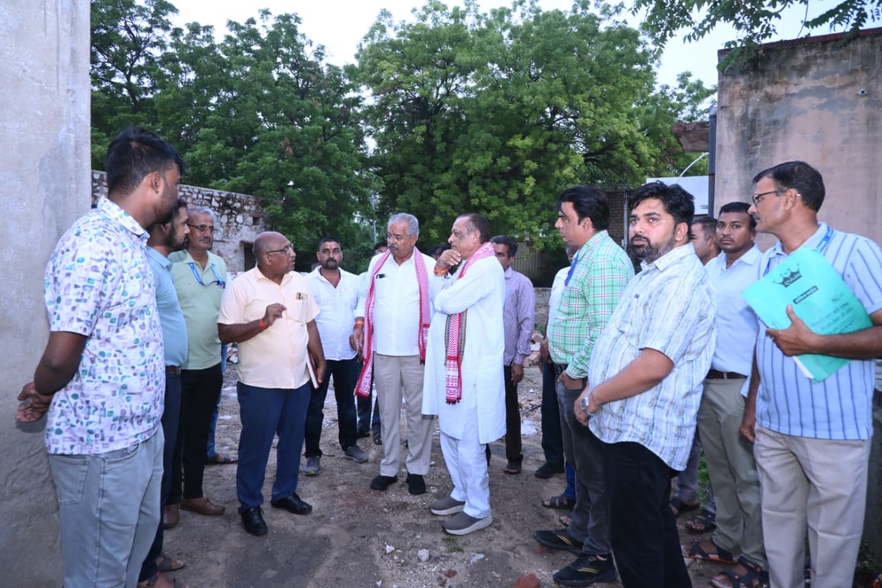 पशुपालन मंत्री ने किया बहुउद्देशीय पशु चिकित्सालय का औचक निरीक्षण