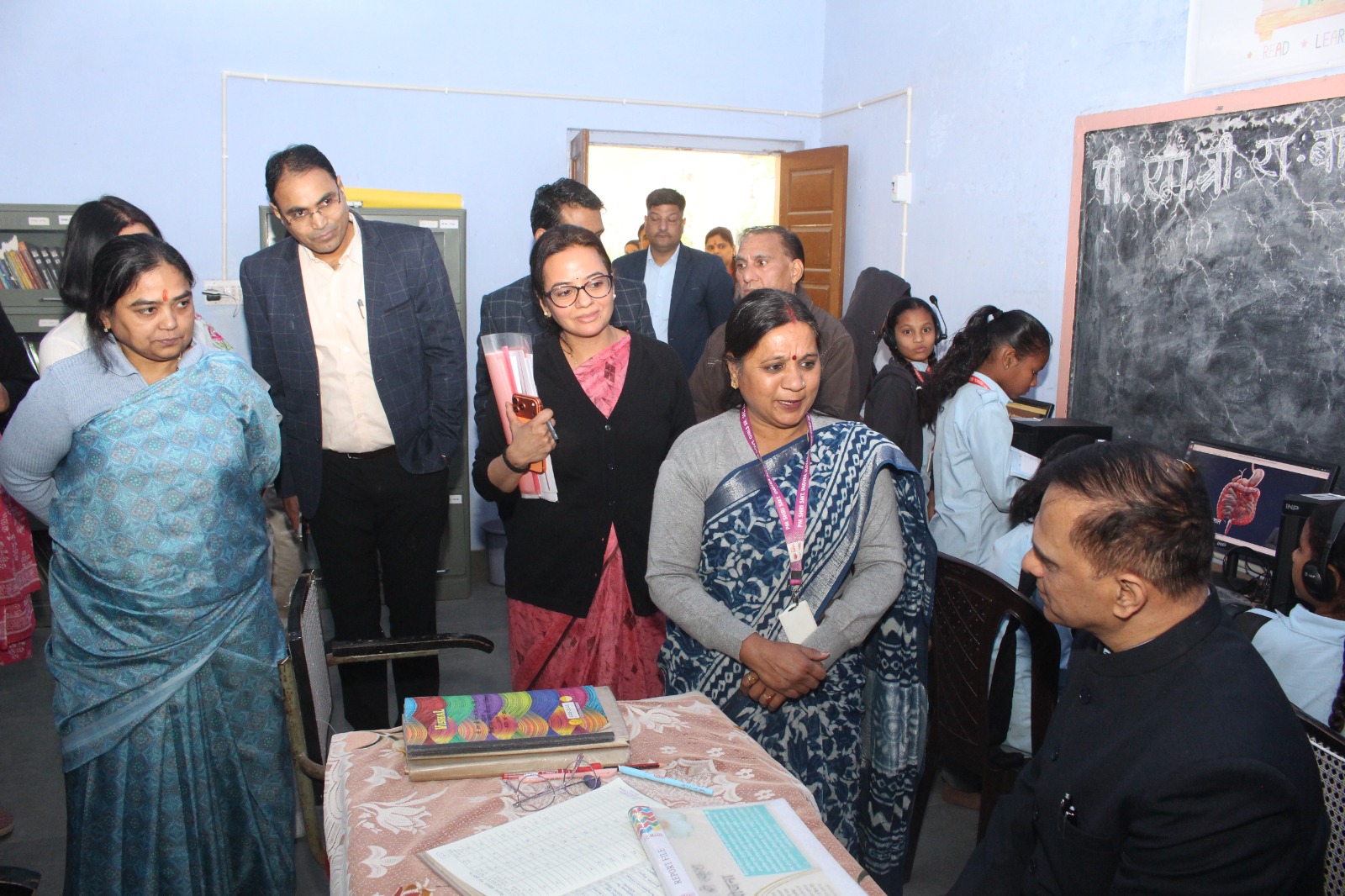 मुख्य सचिव श्री वी. श्रीनिवास पहुंचे छात्राओं के बीच, विभाग के प्रयासों की सराहना की