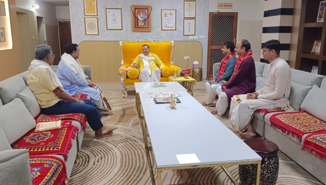 महंत श्री नरेश पुरी जी महाराज ने संस्कृत विश्वविद्यालय को दी ₹21 लाख की सहायता एवं राशन सामग्री कुलगुरु एवं कुलसचिव के प्रयासों से छात्रावास के विद्यार्थियों के भोजन की सुचारू व्यवस्था सुनिश्चित श्री मेहंदीपुर बालाजी धाम की ओर से विद्यार्थियों के हित में 