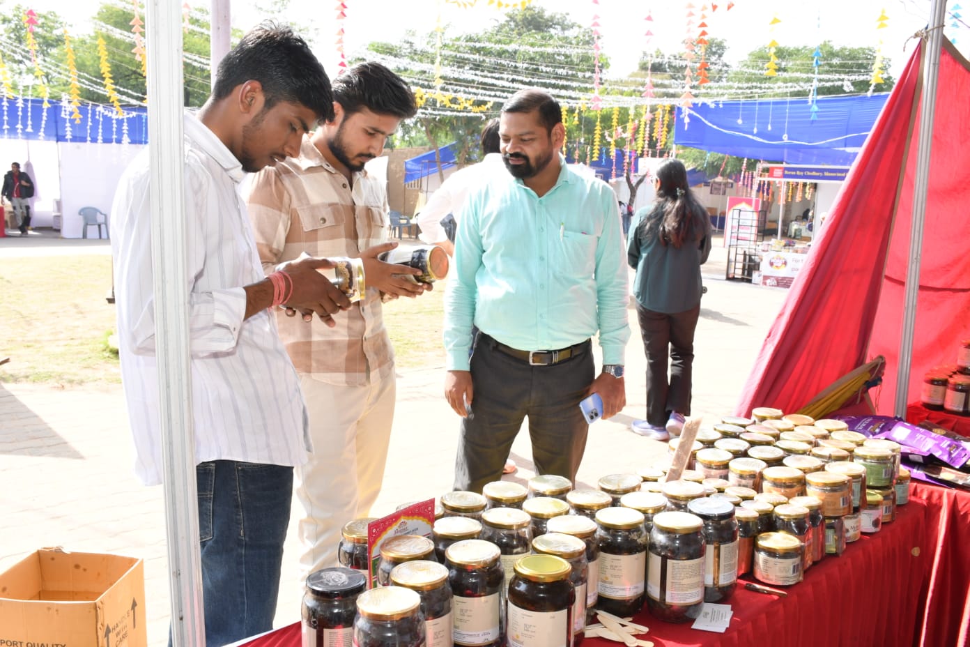 फूड एंड न्यूट्रीफेस्ट 2025 में औषधीय पौधों से बने उत्पादों की प्रदर्शनी ने खींचा ध्यान शिल्पग्राम में 100 से अधिक स्टॉल