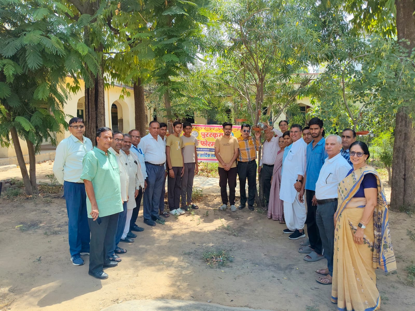 बेजुबान पक्षियों के लिए पुरस्कृत शिक्षक फोरम राजस्थान के पदाधिकारियों और सदस्यों ने बेजुबान बच्चों की स्कूल आनंदी लाल पोद्दार राजकीय बधिर उच्च माध्यमिक विद्यालय जयपुर के प्रांगण एवं परिसर में 30 परिंडे  लगाए