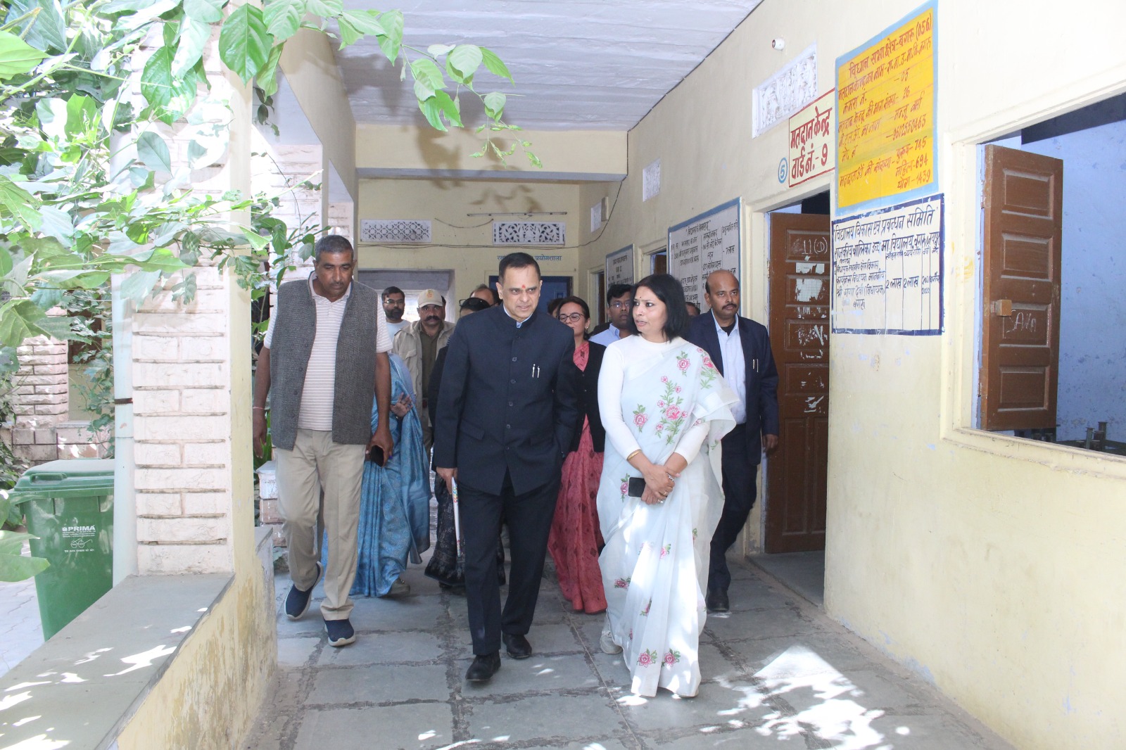 मुख्य सचिव श्री वी. श्रीनिवास पहुंचे छात्राओं के बीच, विभाग के प्रयासों की सराहना की