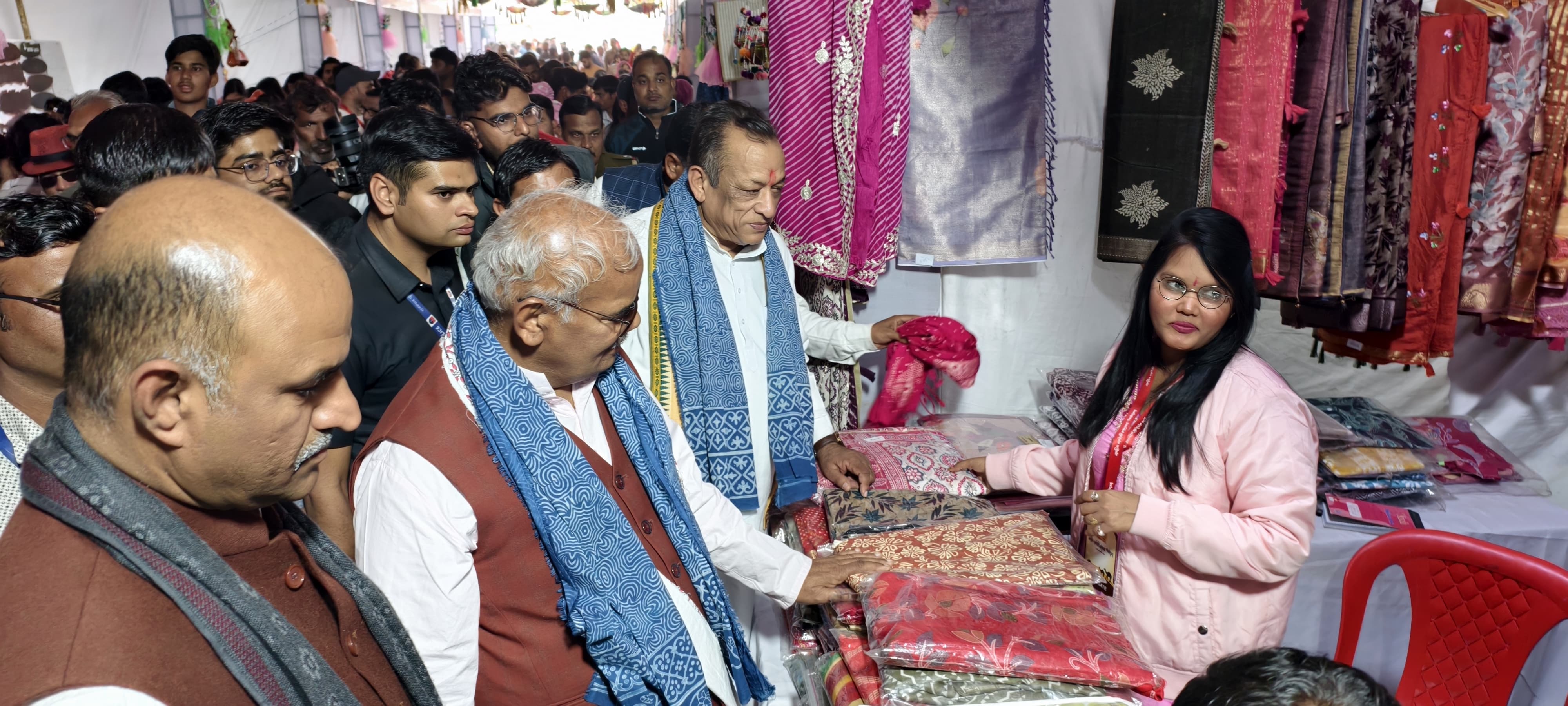 शिक्षा मंत्री मदन दिलावर ने स्वदेशी मेले में खरीदी पत्नी के लिए साड़ी