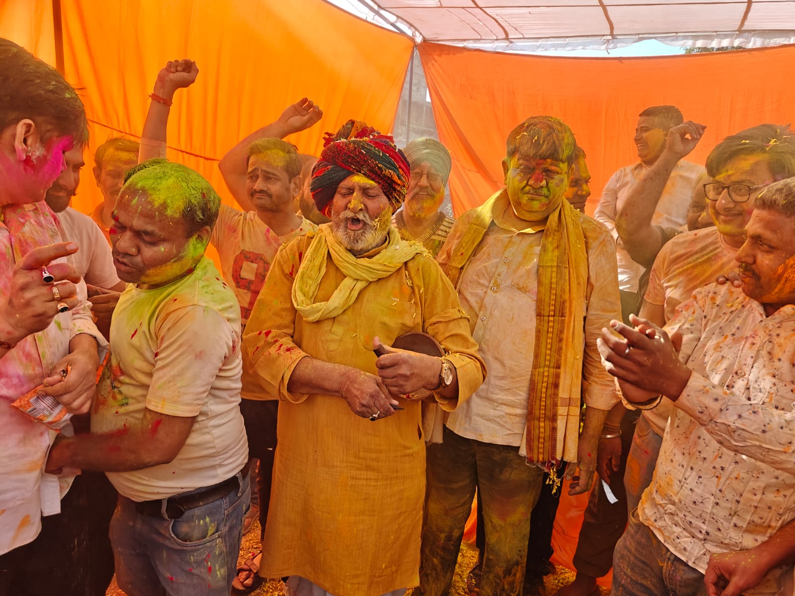 वन राज्यमंत्री ने शहरवासियों के साथ खेली हर्बल गुलाल से होली दिव्यांगजनों को मिठाई खिलाकर दी होली की शुभकामनाएं