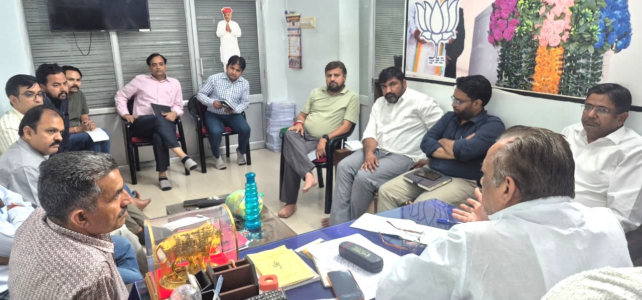 कैबिनेट मंत्री जोराराम कुमावत ने देर रात्रि ली अधिकारियों के साथ बैठक