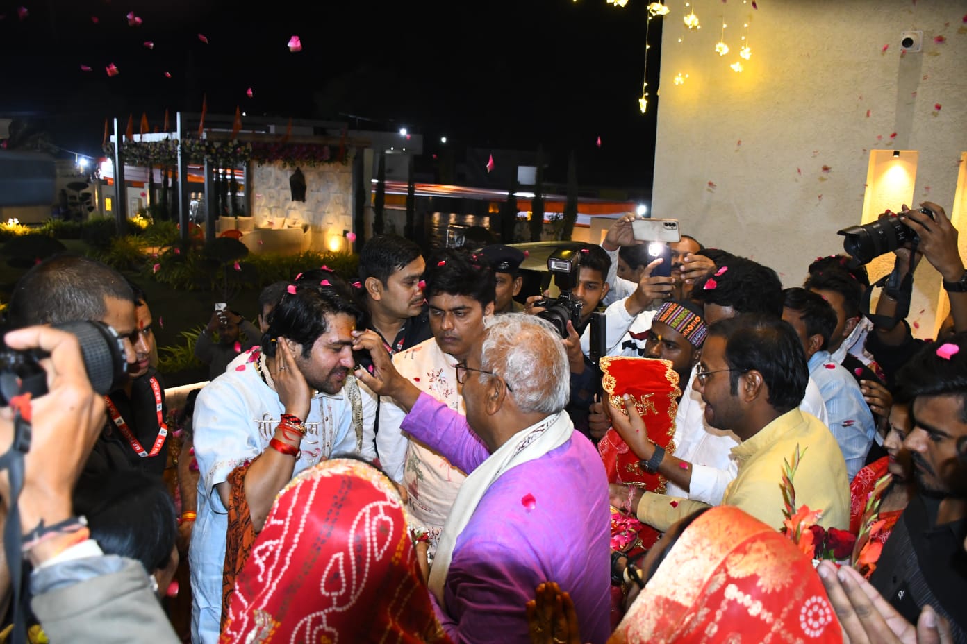 नन्नी प्रिशा ने की आचार्य धीरेन्द्र शास्त्री की अगवानी, बाबा ने किये प्रिशा के चरण स्पर्श