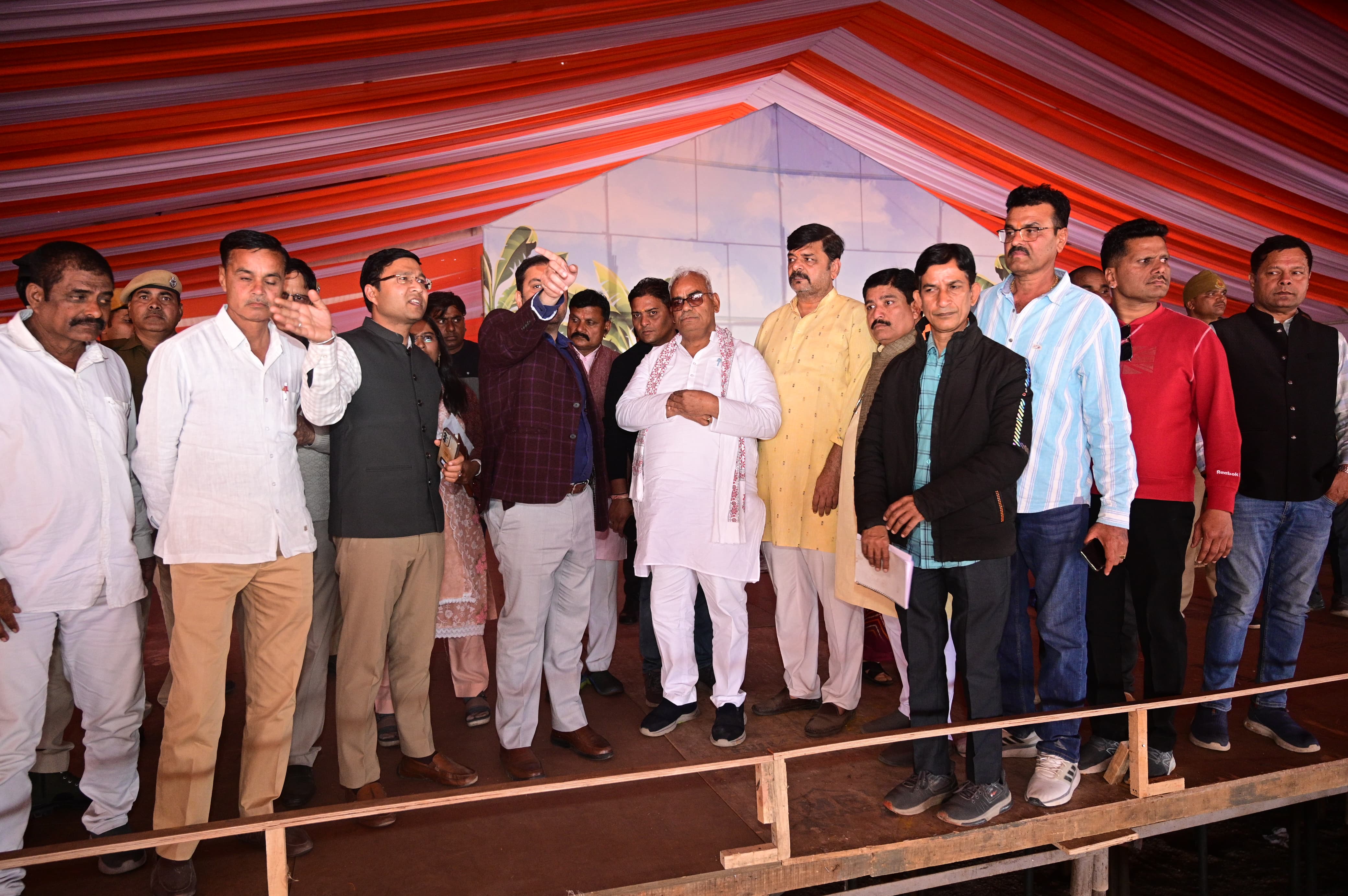 आचार्य धीरेंद्र शास्त्री के स्वागत के लिए चार धाम सज के तैयार