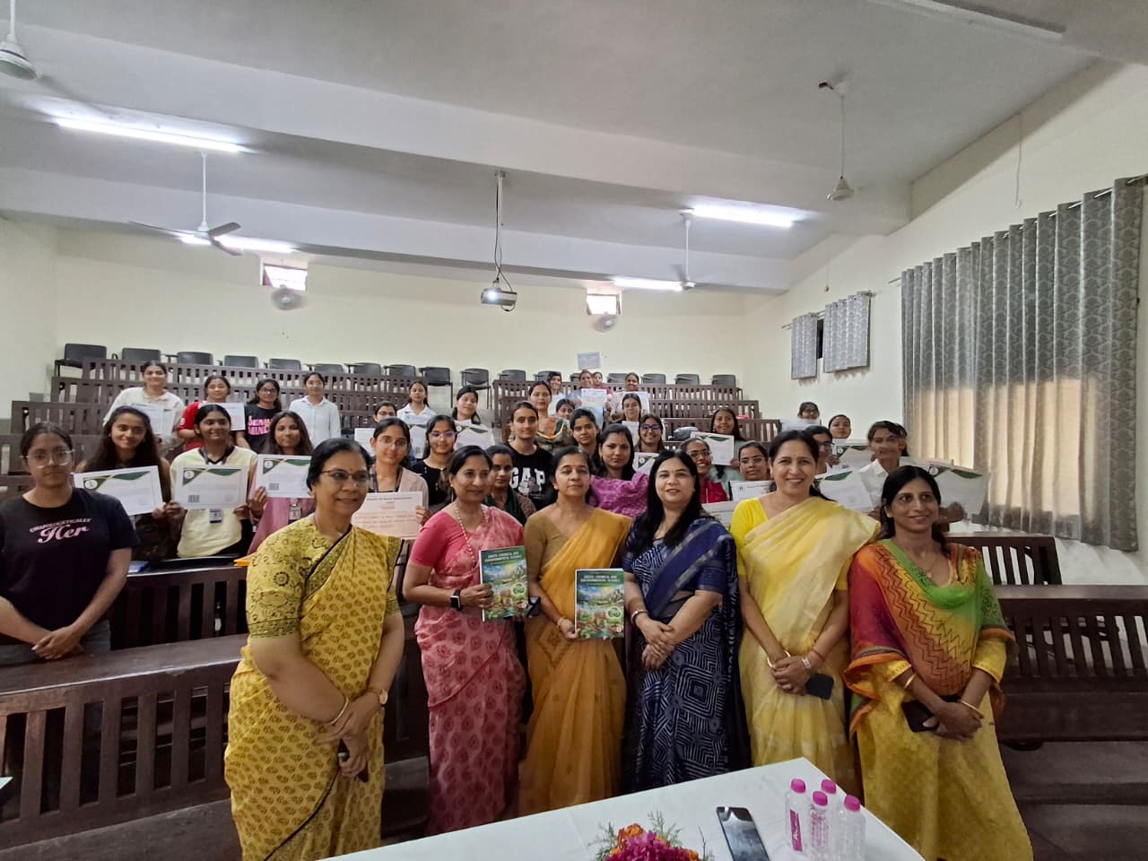 प्रमाण-पत्र वितरण कार्यक्रम का आयोजन